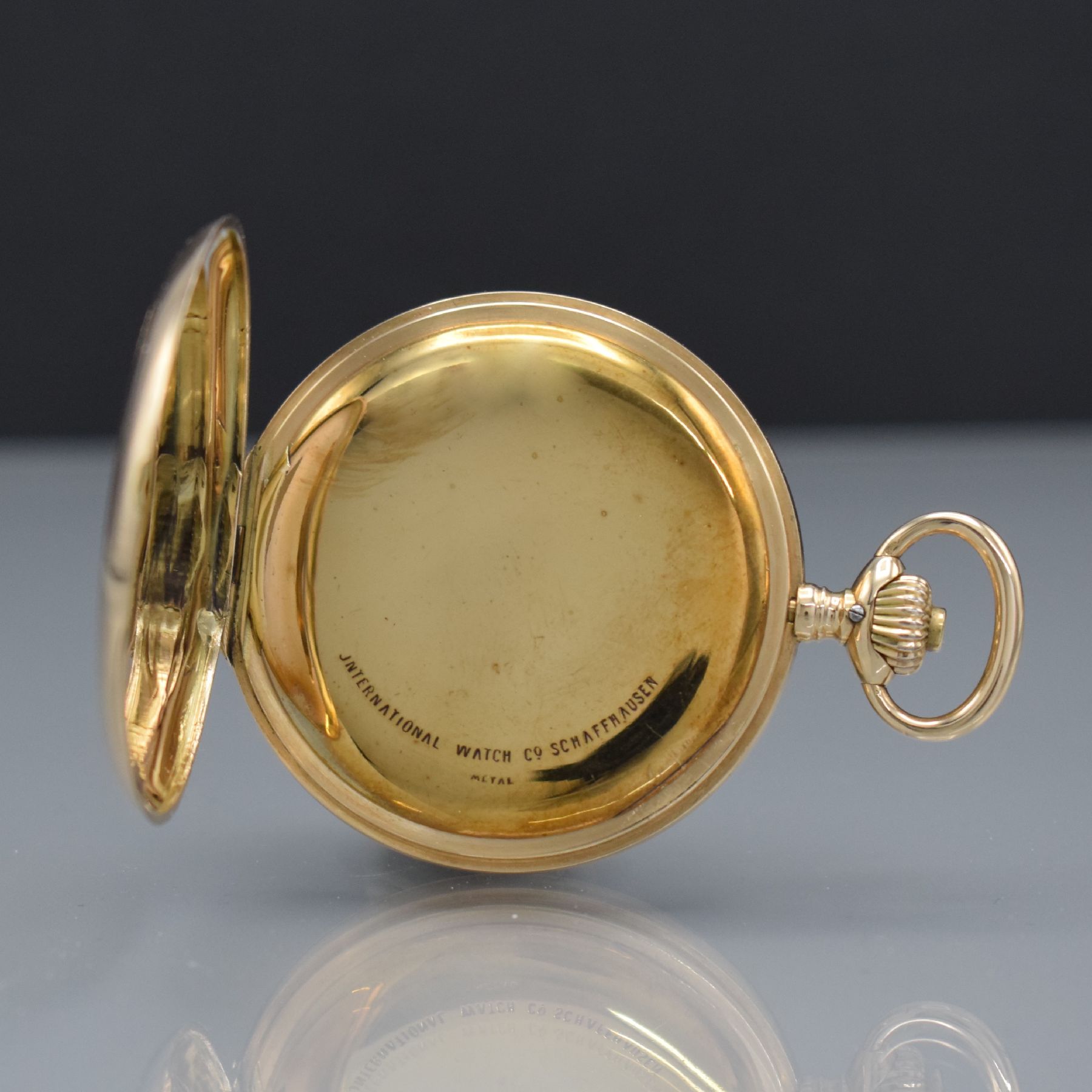 Detail e: IWC Herrensavonette in GG 585/000, Schweiz um 1920, guill. 2-Deckel Goldgeh., Rückdeckel am Scharnier besch./zu rep., Sprungdeckel m. ...