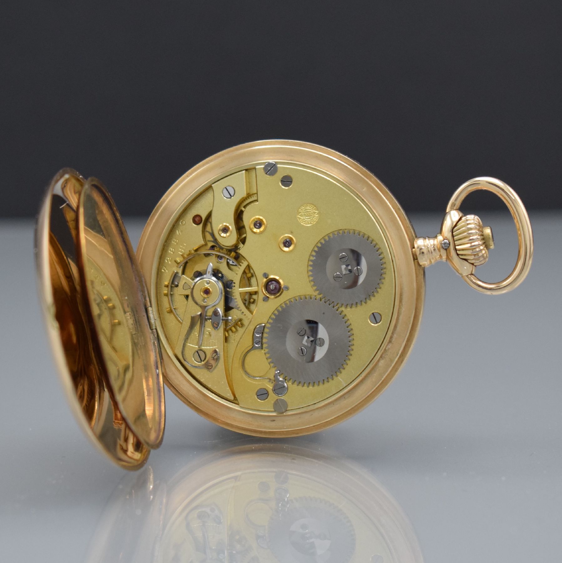 Detail f: IWC Herrensavonette in GG 585/000, Schweiz um 1920, guill. 2-Deckel Goldgeh., Rückdeckel am Scharnier besch./zu rep., Sprungdeckel m. ...