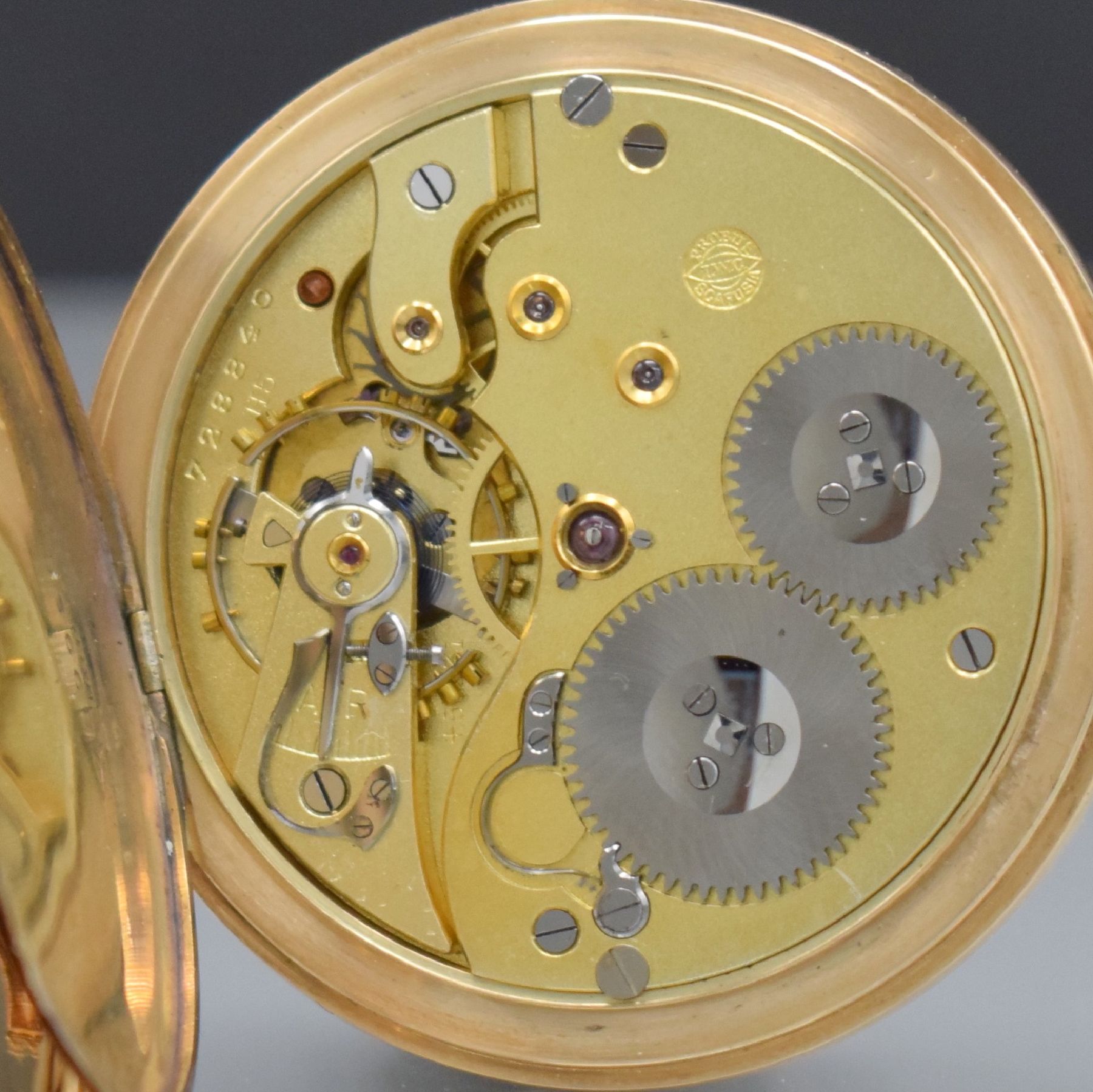 Detail g: IWC Herrensavonette in GG 585/000, Schweiz um 1920, guill. 2-Deckel Goldgeh., Rückdeckel am Scharnier besch./zu rep., Sprungdeckel m. ...