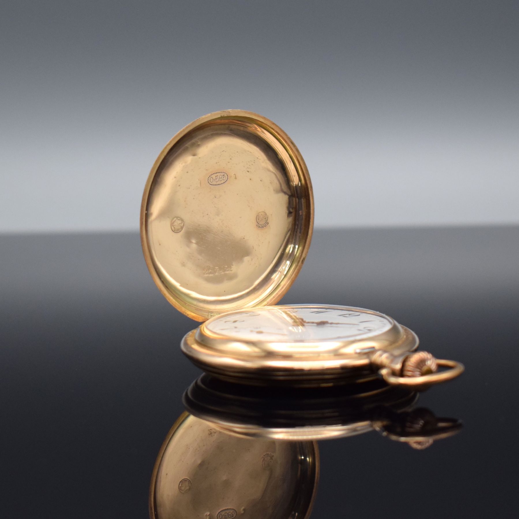 Detail a: JANUS Herrensavonette in RG 585/000, Schweiz um 1910, guill. 2-Deckel Goldgeh. berieben, Emailzifferbl. m. arab. Zahlen, kl. Sek. b. 6, vers. ...