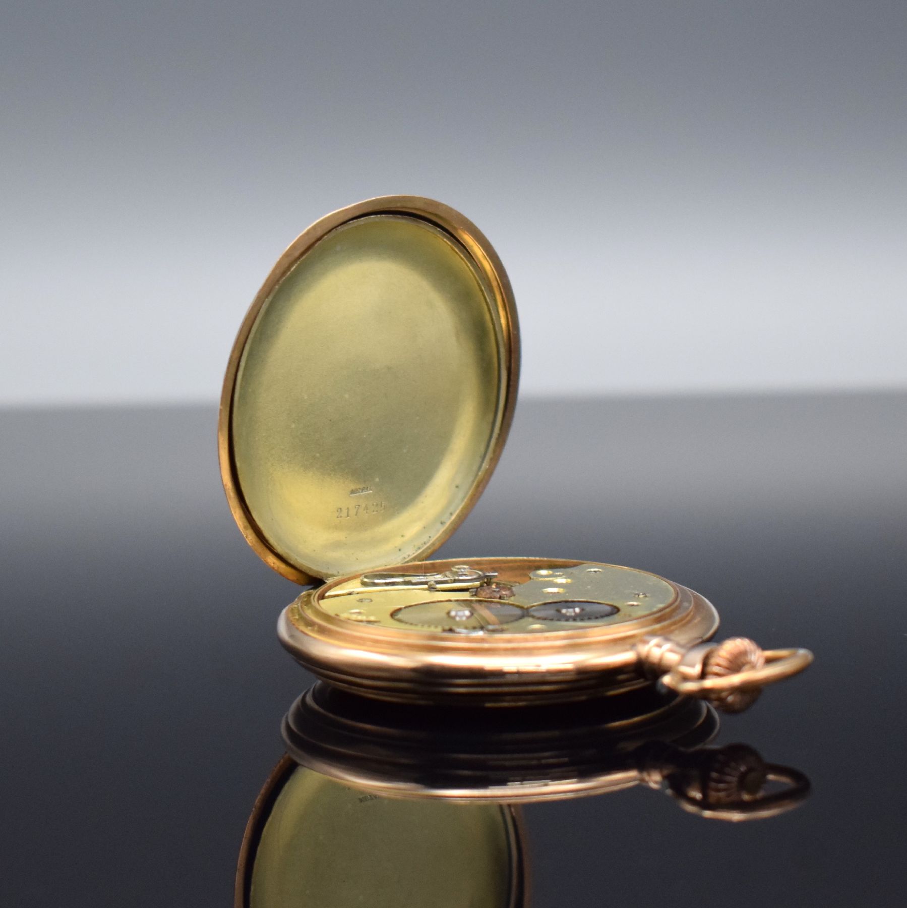 Detail f: JANUS Herrensavonette in RG 585/000, Schweiz um 1910, guill. 2-Deckel Goldgeh. berieben, Emailzifferbl. m. arab. Zahlen, kl. Sek. b. 6, vers. ...