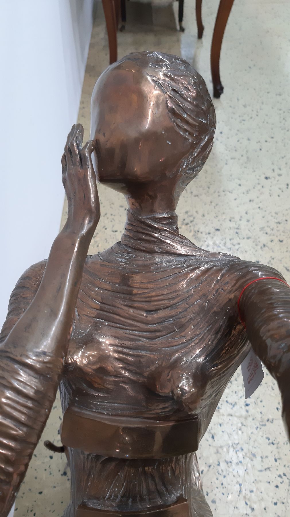 Detail e: Salvador Dali, 1904-1989, Woman aflame, große Bronzeskulptur, signiert und num. 29/350, Gießerstempel Fonderia Tesconi Pietra Santa, H. ca. 84cm
