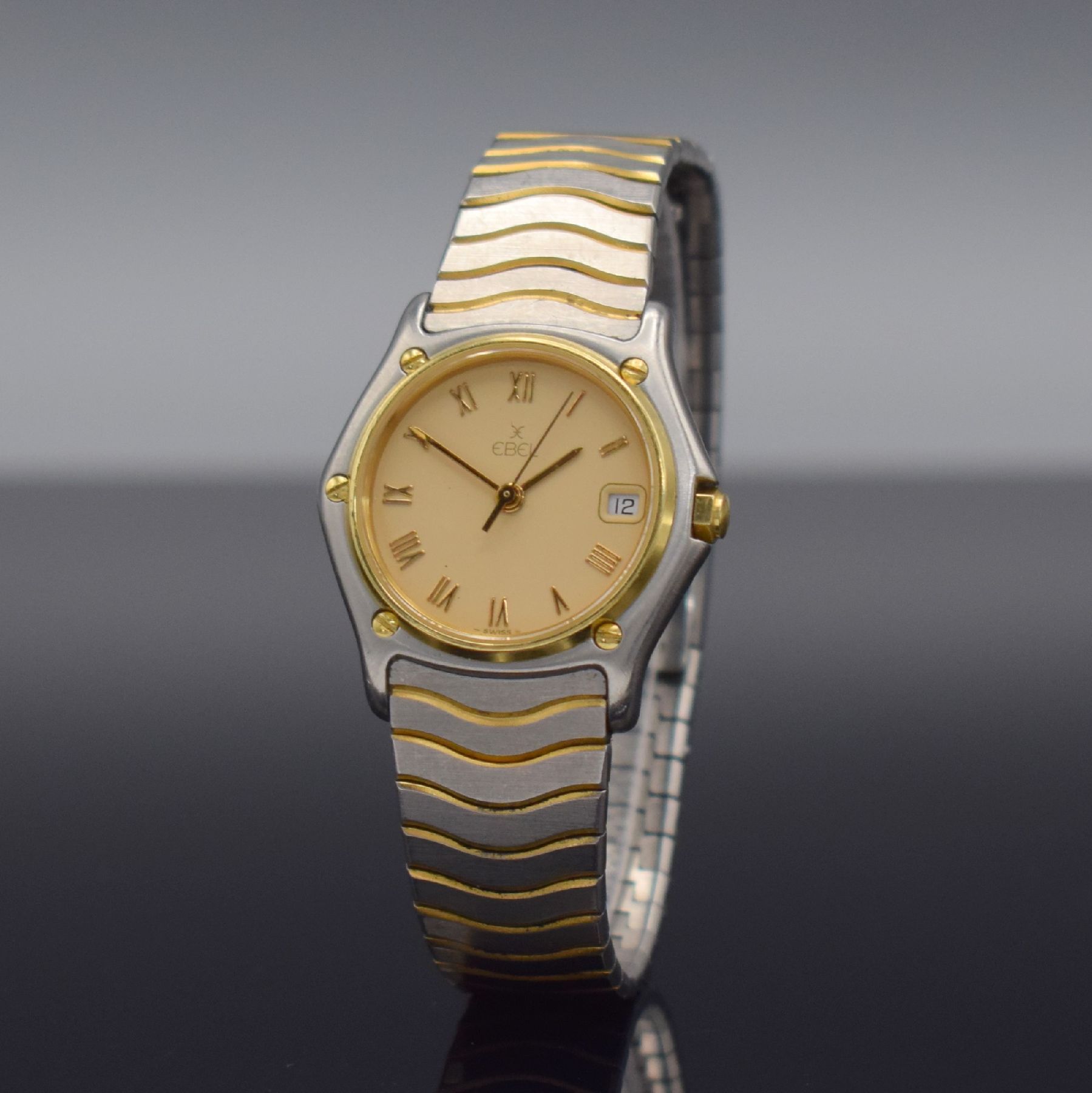 Detail b: EBEL Damenarmbanduhr Classic Wave Referenz 183908, Schweiz um 1993, quarz, Edelstahl/Gold kombiniert inkl. Wellengliederband m. Faltschl., Lünette ...