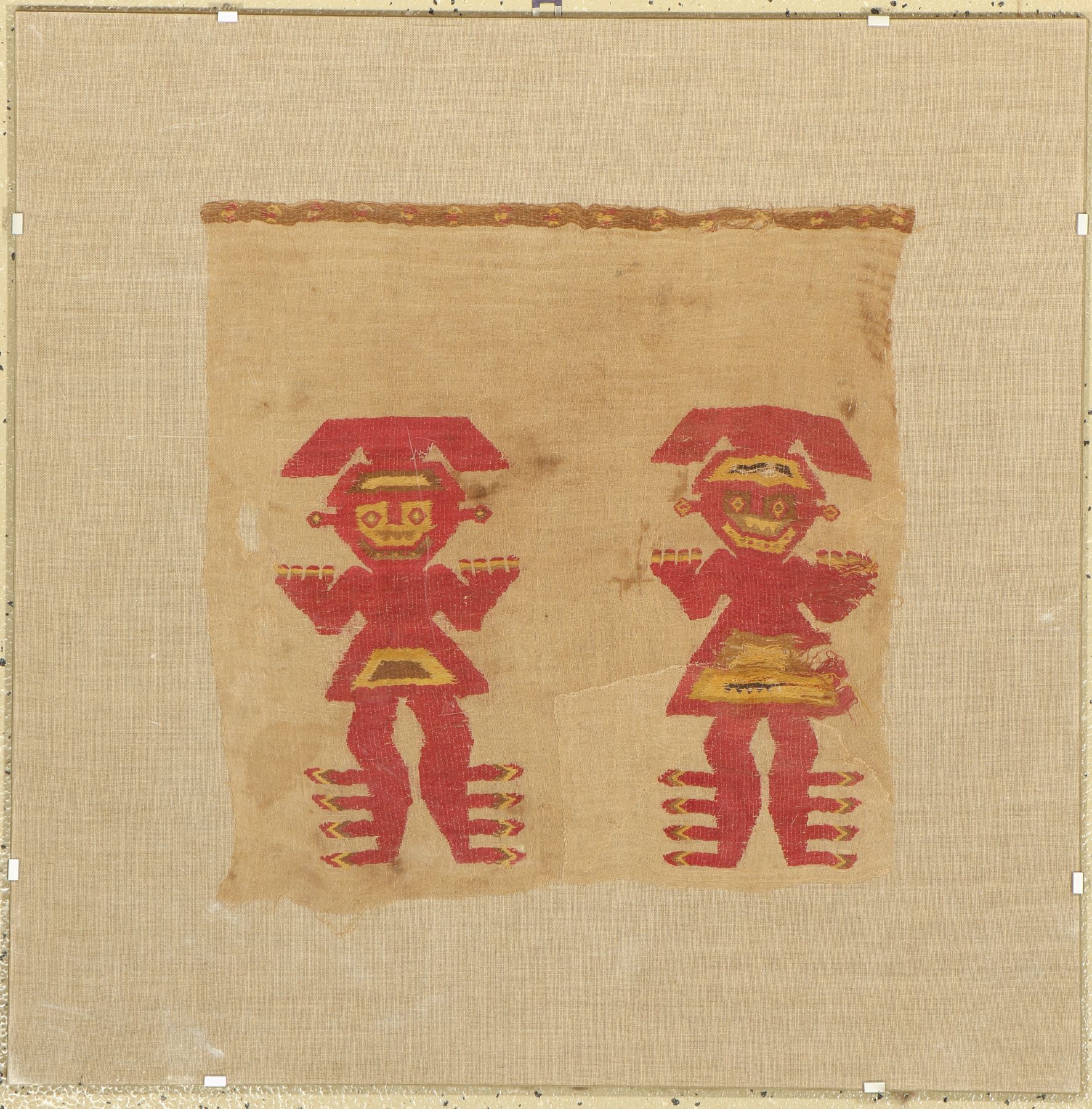 Huari Textil fragment, Peru, 6.bis 12.Jhd, ca. 75 x 75 cm, (unter Plexiglas) Textil größe, ca, 50 x 50 cm