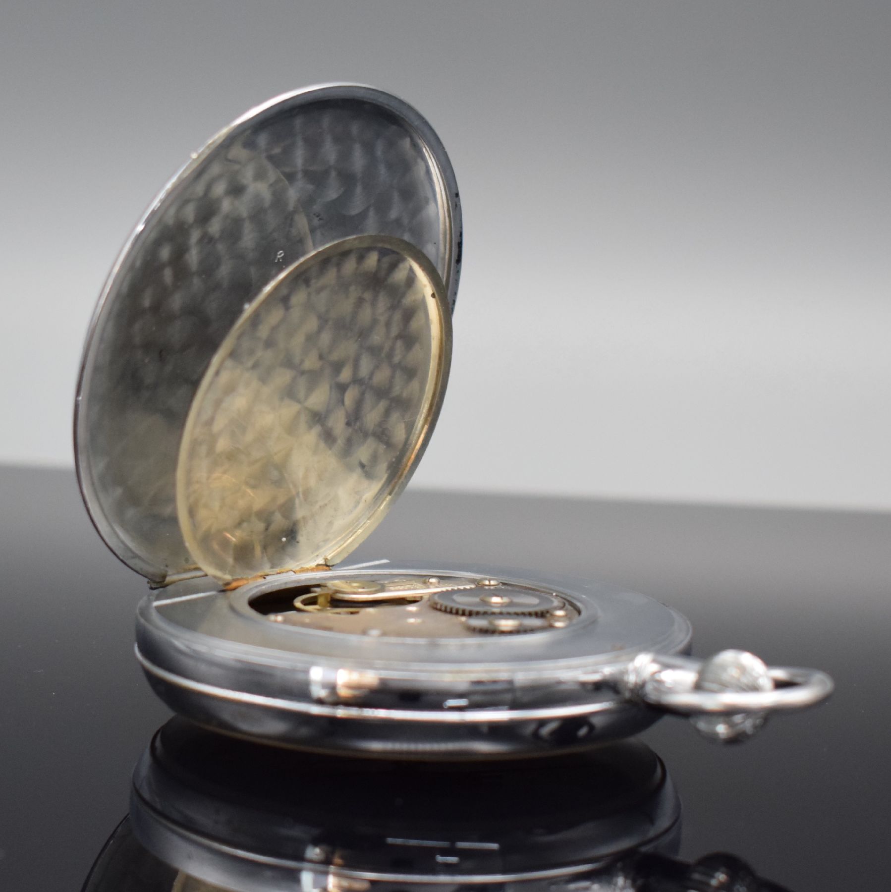 Detail d: EXCELSIOR PARK seltene große Stoppuhr 70 mm, Schweiz um 1930, verchr. Scharniergehäuse, Emailzifferbl. m. schwarzer & roter Skala, 30 Sekunden ...