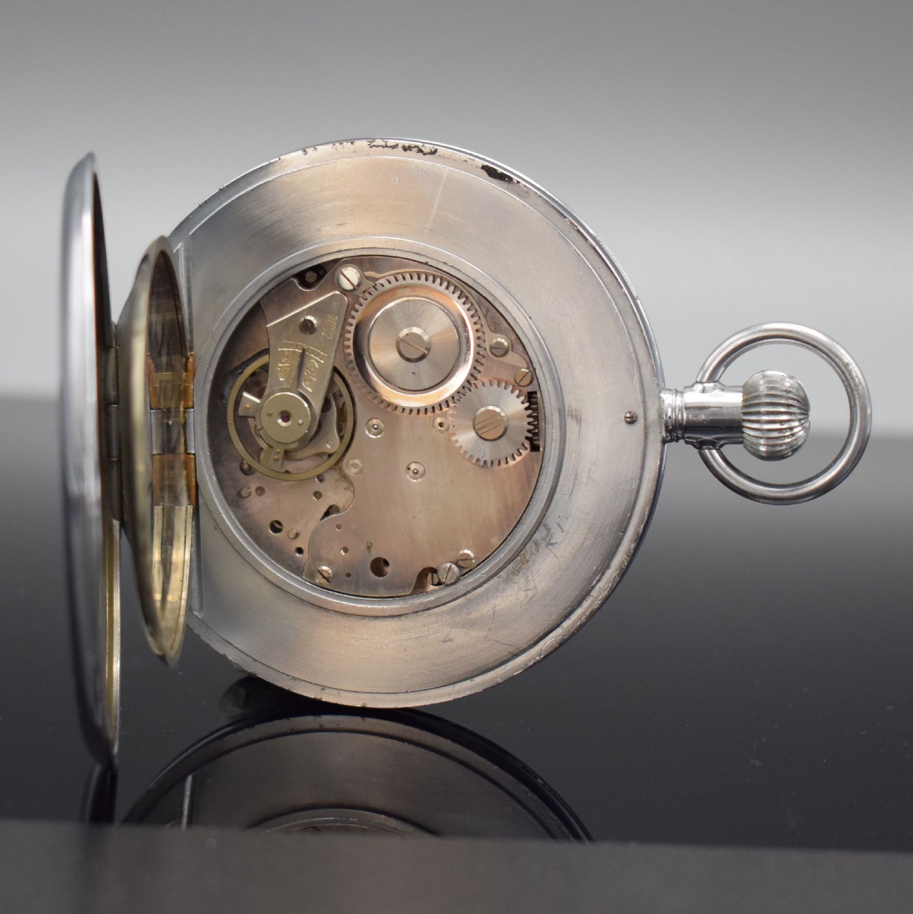 Detail e: EXCELSIOR PARK seltene große Stoppuhr 70 mm, Schweiz um 1930, verchr. Scharniergehäuse, Emailzifferbl. m. schwarzer & roter Skala, 30 Sekunden ...