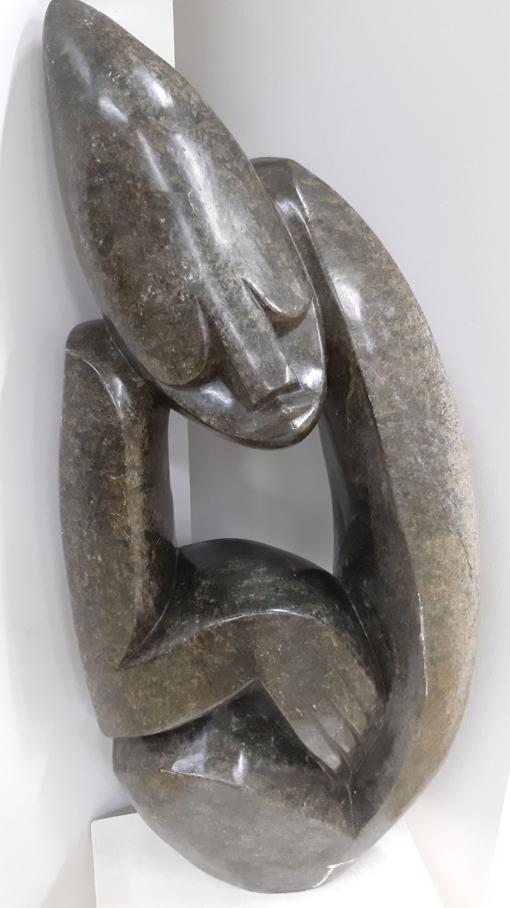 Detail b: Zeitgenössischer Künstler, Simbabwe, sog. Shona-Art, große figürliche Skulptur aus Verditgestein, seltener Halbedelstein, Härtegrad bis 9, hier: ...