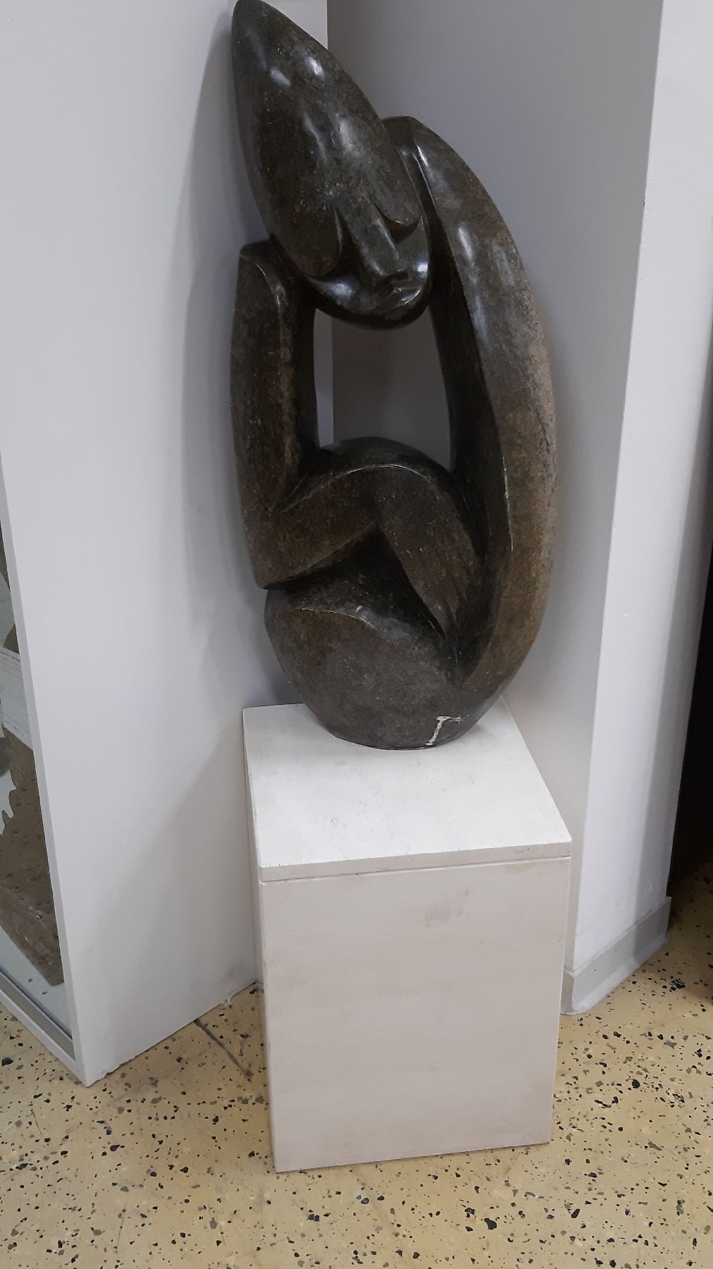 Detail c: Zeitgenössischer Künstler, Simbabwe, sog. Shona-Art, große figürliche Skulptur aus Verditgestein, seltener Halbedelstein, Härtegrad bis 9, hier: ...
