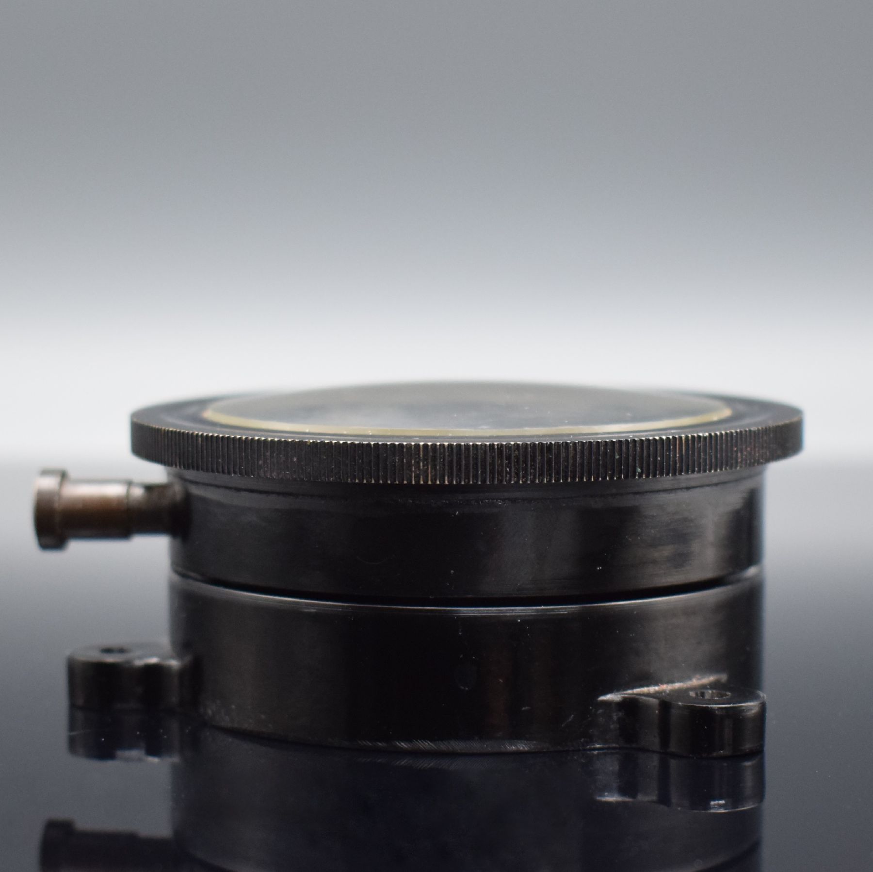 Detail d: UNIVERSAL GENEVE seltener Bord-Chronograph für A. Cairelli, Roma mit orig. Box, Schweiz um 1940, Bakelit Geh. m. Halterung, innenliegende ...