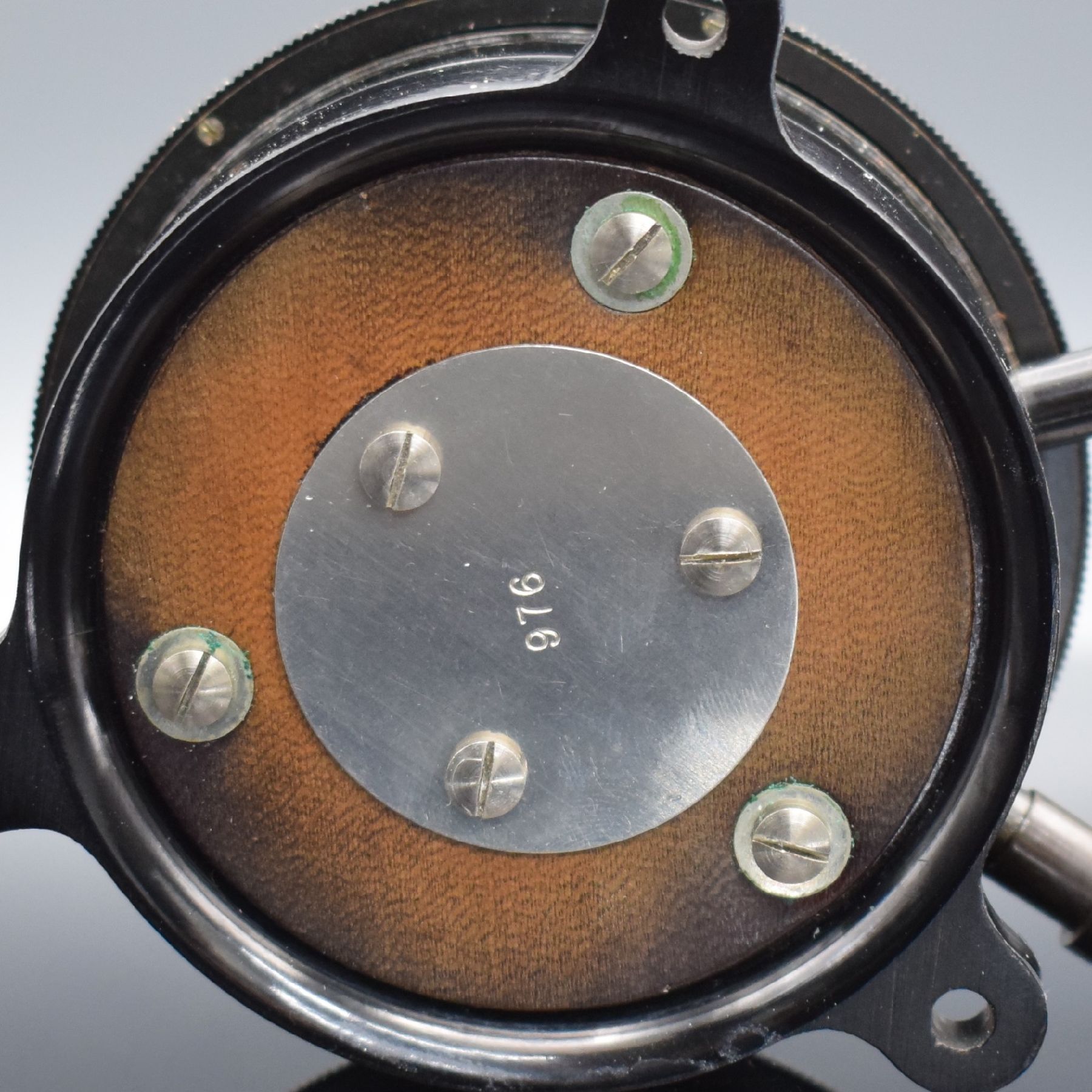 Detail e: UNIVERSAL GENEVE seltener Bord-Chronograph für A. Cairelli, Roma mit orig. Box, Schweiz um 1940, Bakelit Geh. m. Halterung, innenliegende ...