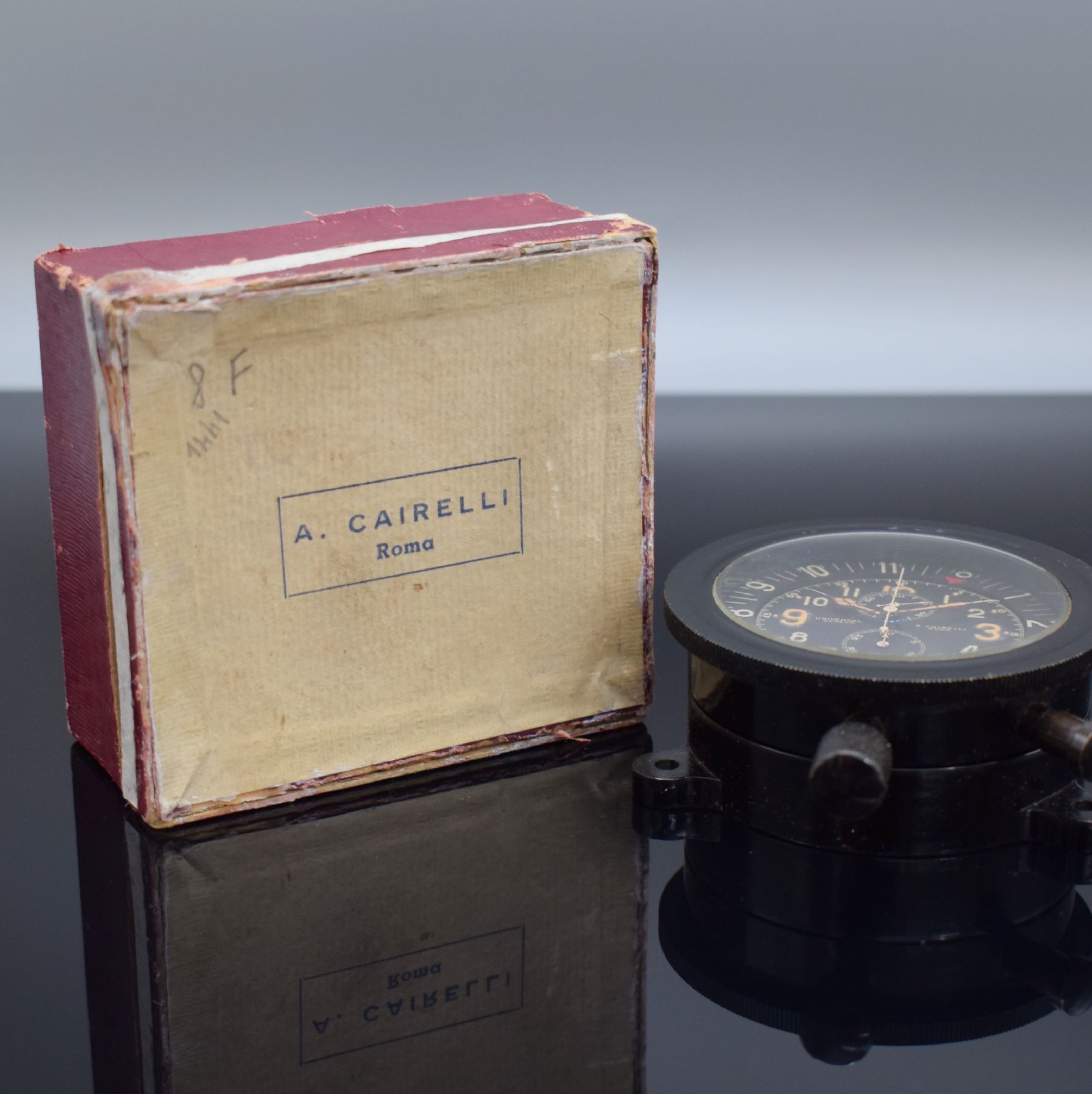 Detail k: UNIVERSAL GENEVE seltener Bord-Chronograph für A. Cairelli, Roma mit orig. Box, Schweiz um 1940, Bakelit Geh. m. Halterung, innenliegende ...