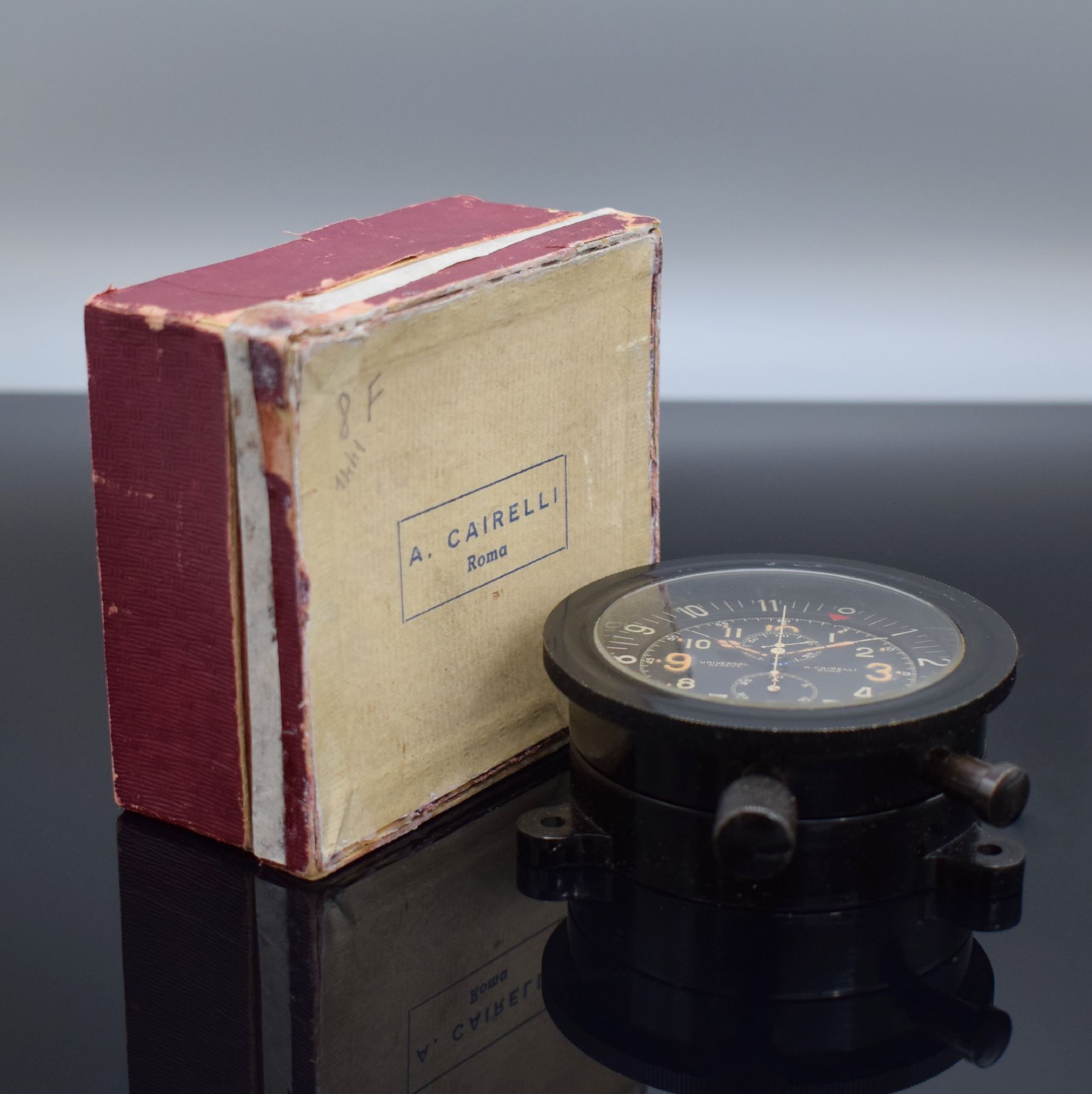 Detail l: UNIVERSAL GENEVE seltener Bord-Chronograph für A. Cairelli, Roma mit orig. Box, Schweiz um 1940, Bakelit Geh. m. Halterung, innenliegende ...