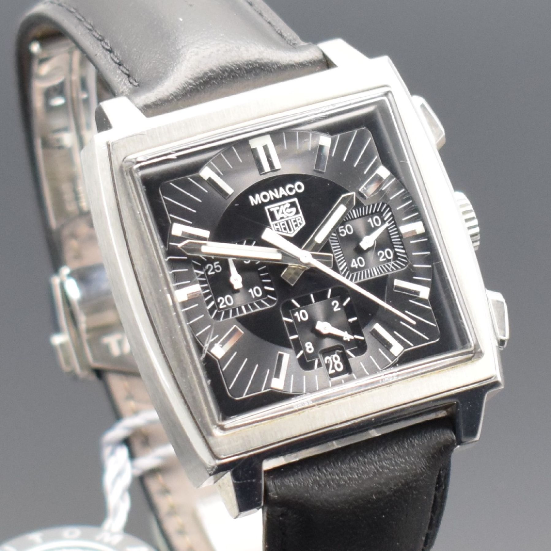 Detail e: TAG HEUER MONACO Herrenarmbanduhr mit Chronograph Ref. CW2111-0, Schweiz um 2005, Automatik, Edelstahlgeh., Boden 4-fach verschr., orig. Lederband m. ...