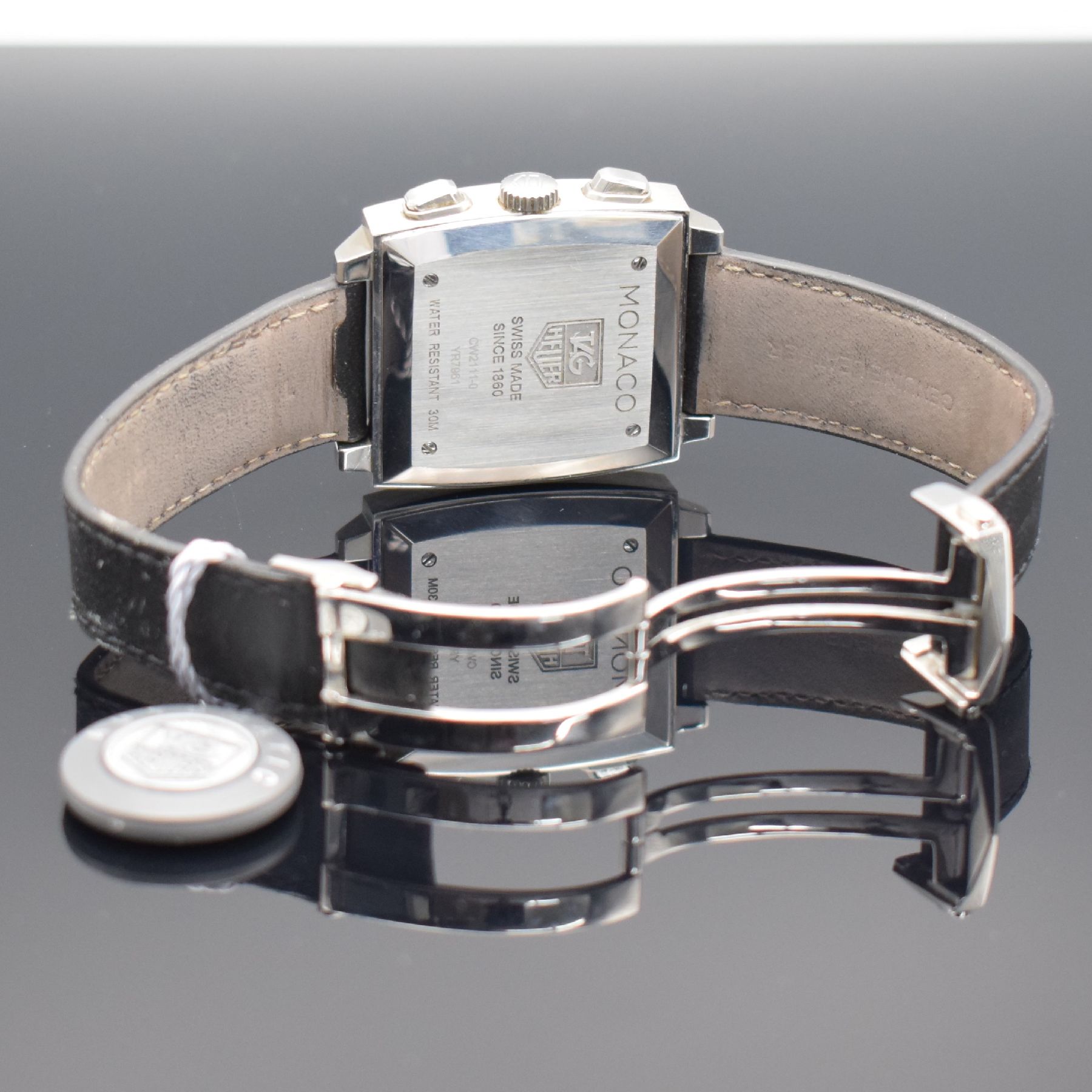 Detail f: TAG HEUER MONACO Herrenarmbanduhr mit Chronograph Ref. CW2111-0, Schweiz um 2005, Automatik, Edelstahlgeh., Boden 4-fach verschr., orig. Lederband m. ...
