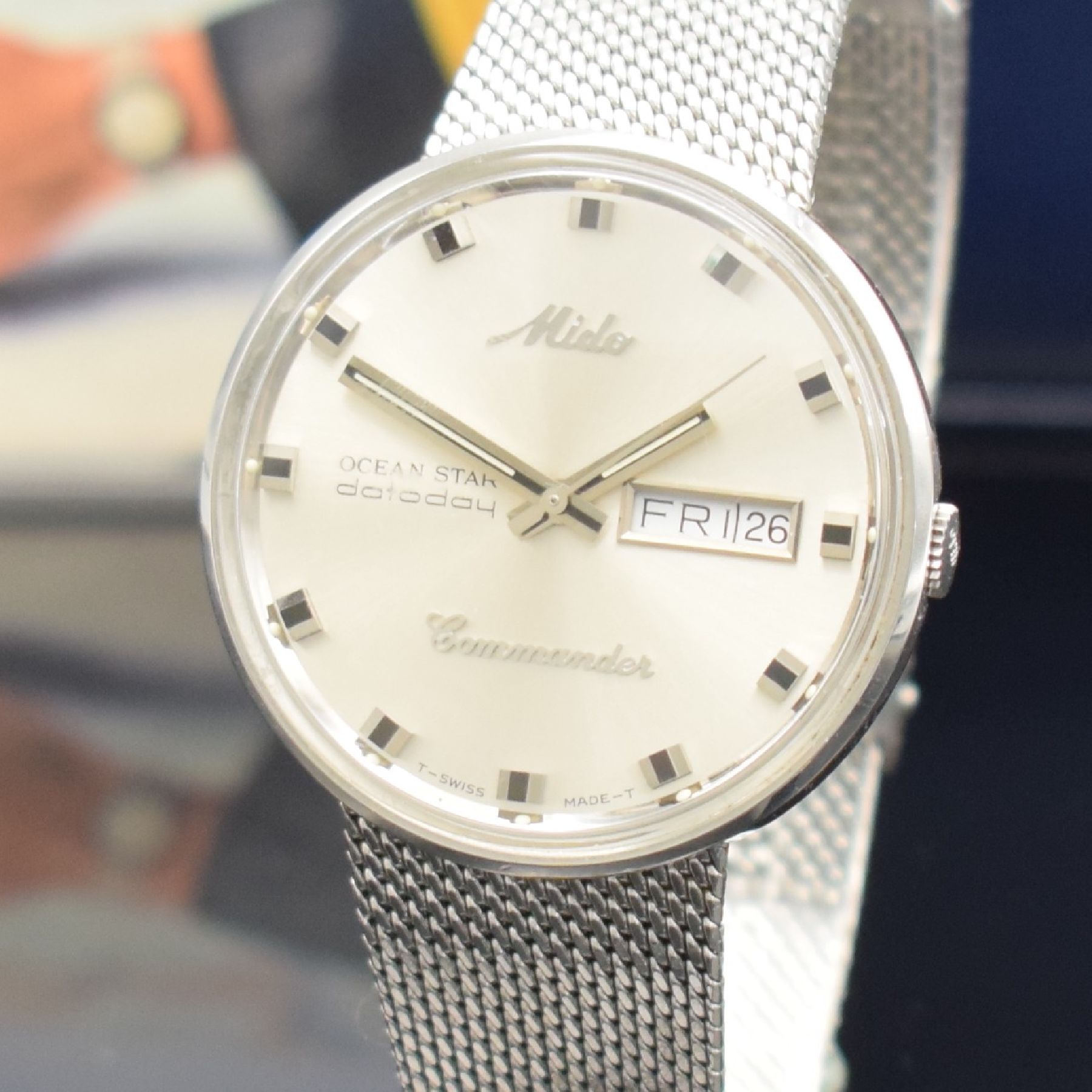 Detail c: MIDO Commander Herrenarmbanduhr am Milanaiseband in Edelstahl, Schweiz um 1992, Automatik, Ref. 636-8429, Monocoque-Geh., silb. Zifferbl. m. aufges. ...