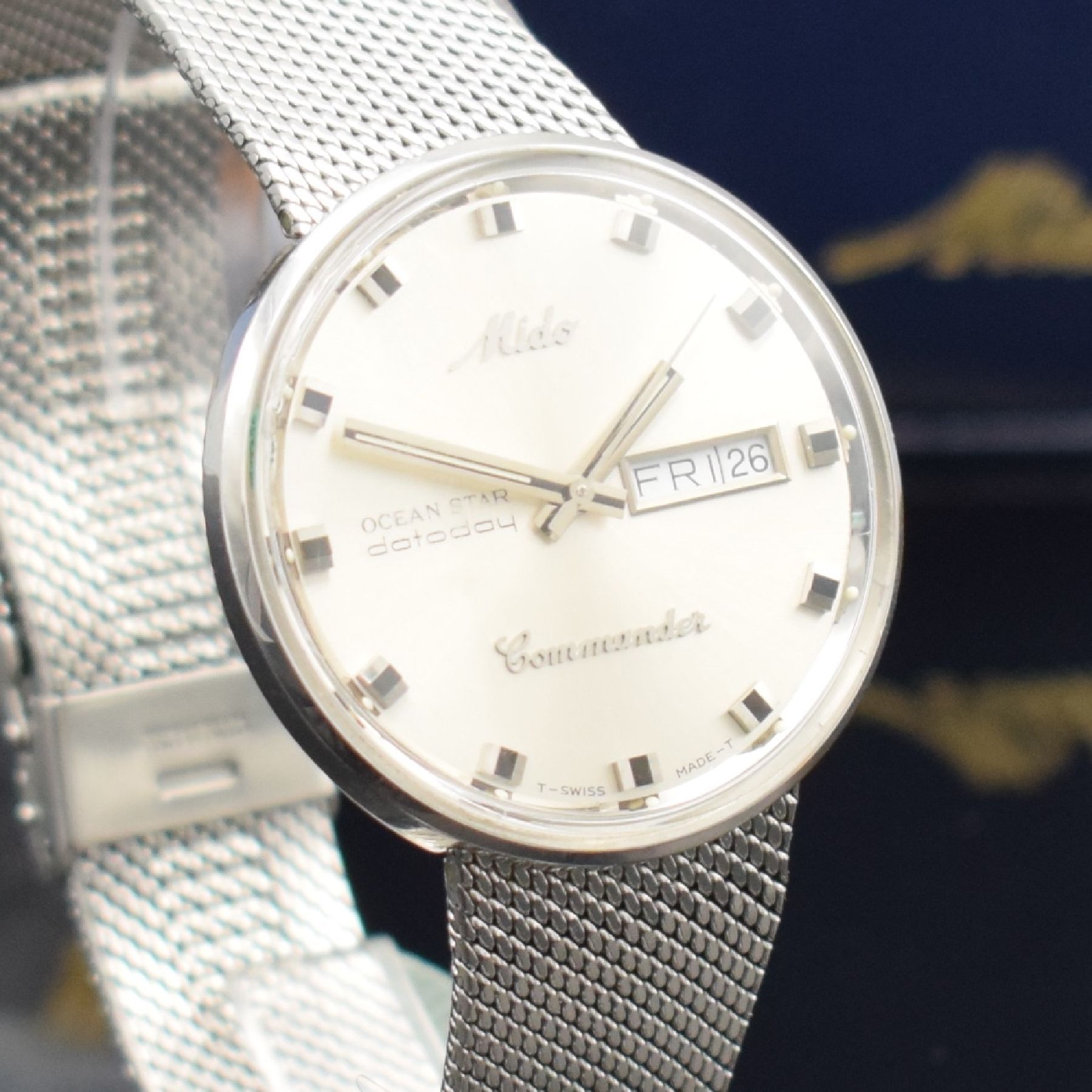 Detail e: MIDO Commander Herrenarmbanduhr am Milanaiseband in Edelstahl, Schweiz um 1992, Automatik, Ref. 636-8429, Monocoque-Geh., silb. Zifferbl. m. aufges. ...