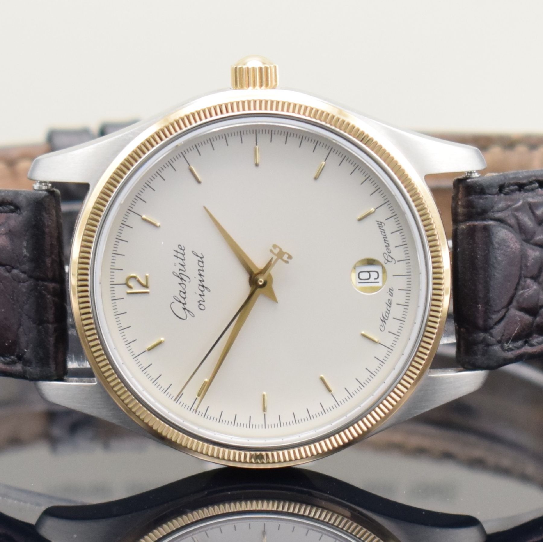 Detail b: GLASHÜTTE Original Klassik Herrenarmbanduhr Ref. 112550505, Deutschland um 1996, Handaufzug, beids. vergl. Gehäuse in Edelstahl/Gold, Boden ...