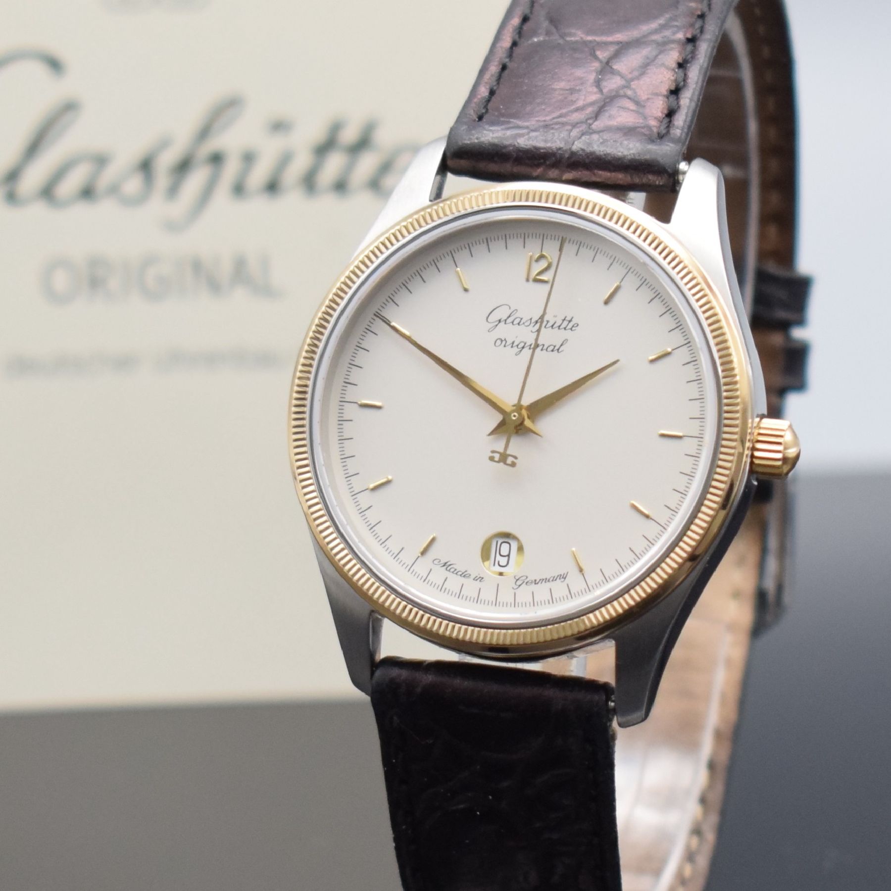 Detail d: GLASHÜTTE Original Klassik Herrenarmbanduhr Ref. 112550505, Deutschland um 1996, Handaufzug, beids. vergl. Gehäuse in Edelstahl/Gold, Boden ...
