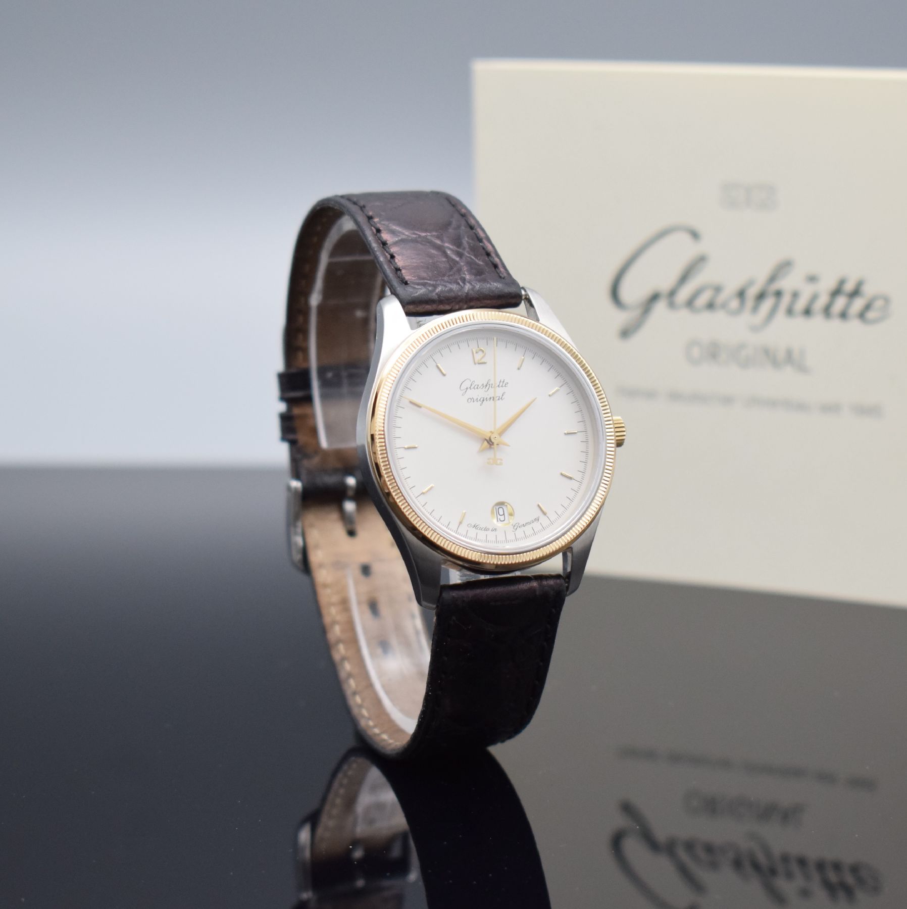 Detail e: GLASHÜTTE Original Klassik Herrenarmbanduhr Ref. 112550505, Deutschland um 1996, Handaufzug, beids. vergl. Gehäuse in Edelstahl/Gold, Boden ...