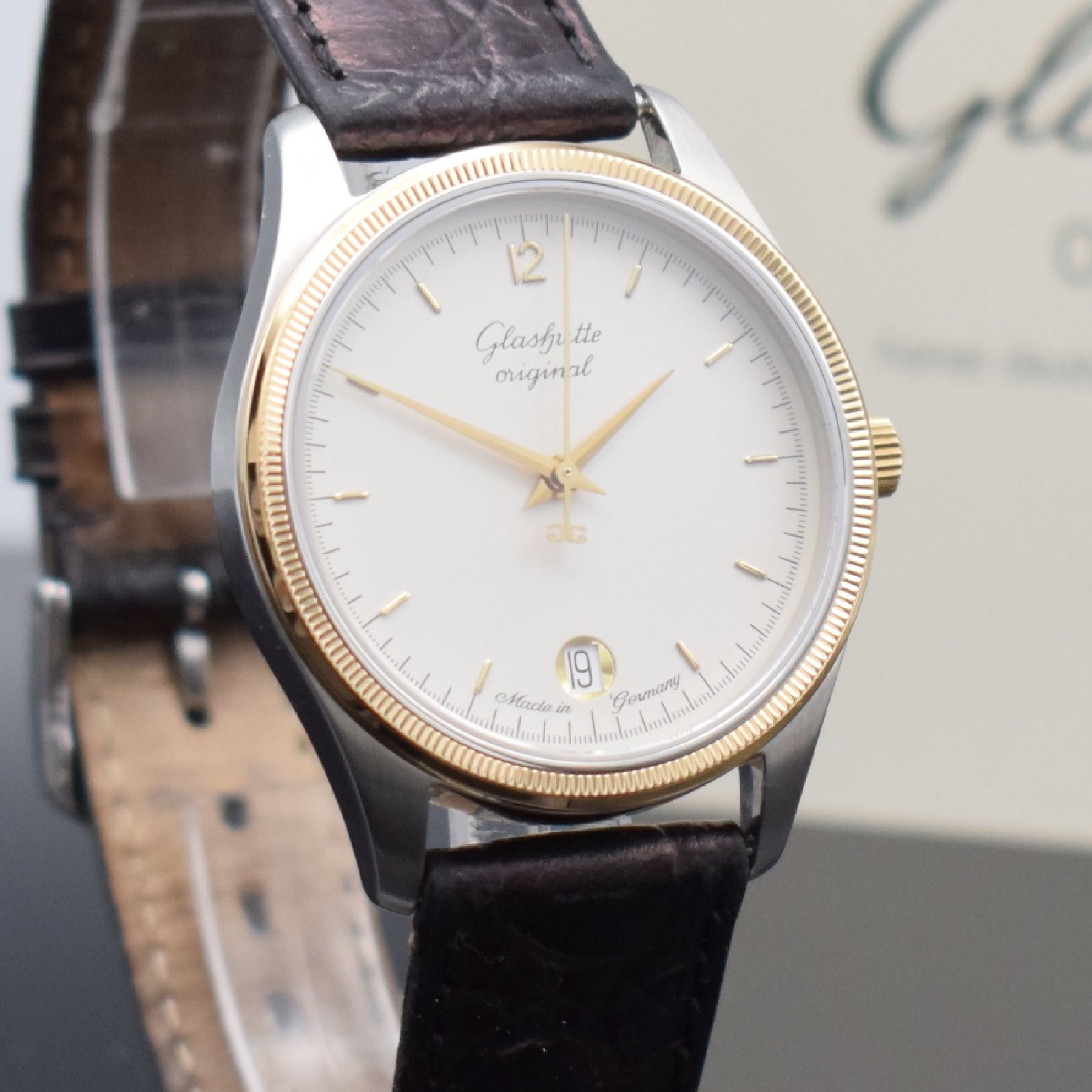 Detail f: GLASHÜTTE Original Klassik Herrenarmbanduhr Ref. 112550505, Deutschland um 1996, Handaufzug, beids. vergl. Gehäuse in Edelstahl/Gold, Boden ...