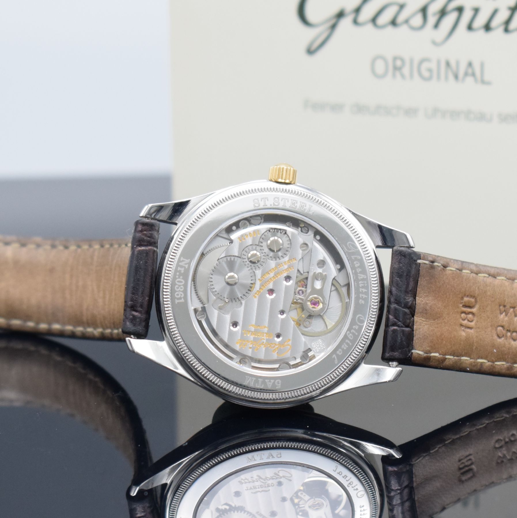 Detail h: GLASHÜTTE Original Klassik Herrenarmbanduhr Ref. 112550505, Deutschland um 1996, Handaufzug, beids. vergl. Gehäuse in Edelstahl/Gold, Boden ...