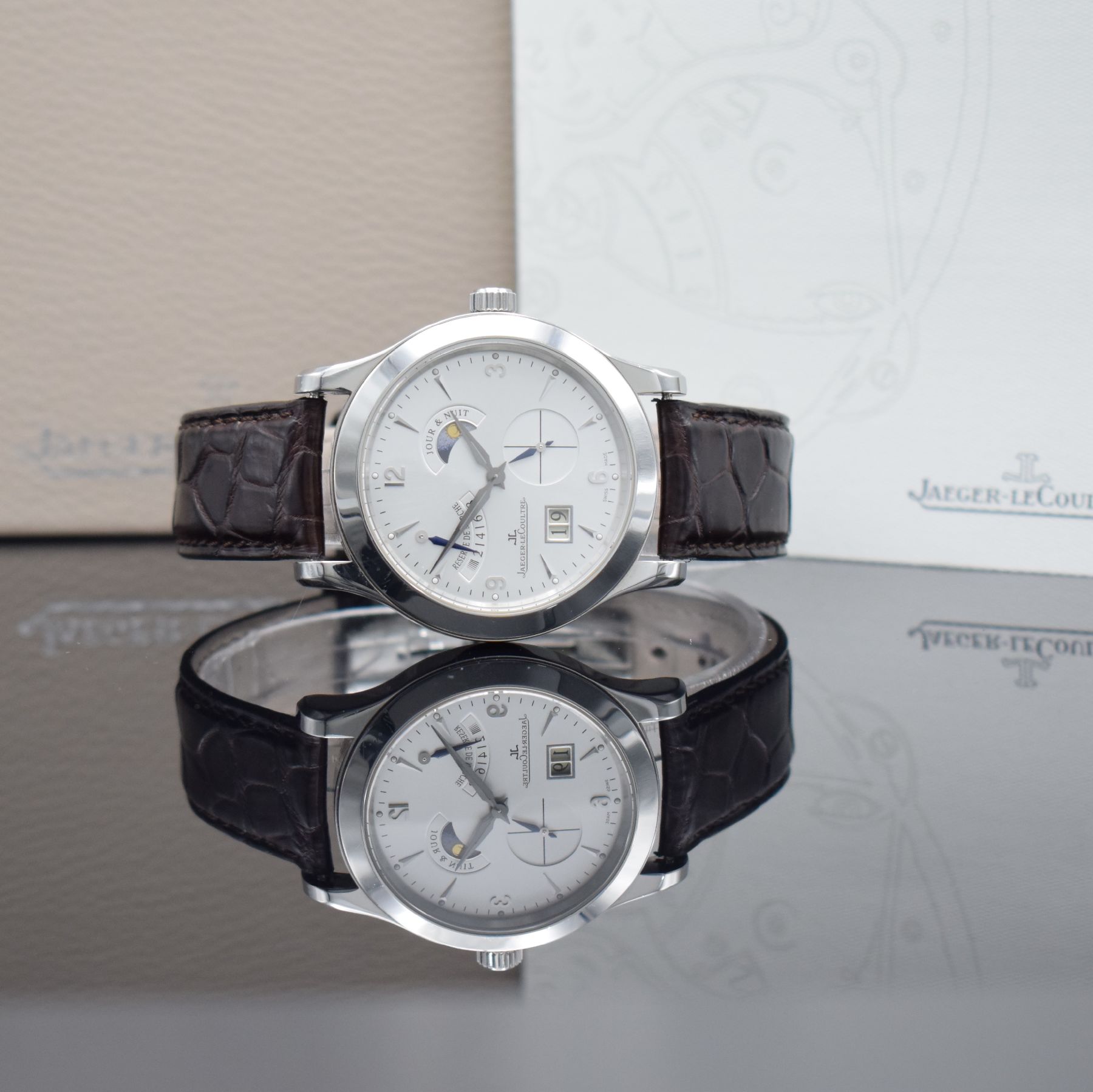 Detail a: Jaeger-LeCoultre Master Eight Days Herrenarmbanduhr in Stahl, Schweiz verk. lt. beil. Pap. 04/2008, Handaufzug, Ref. Q 1608420/146.8.17S, beids. ...