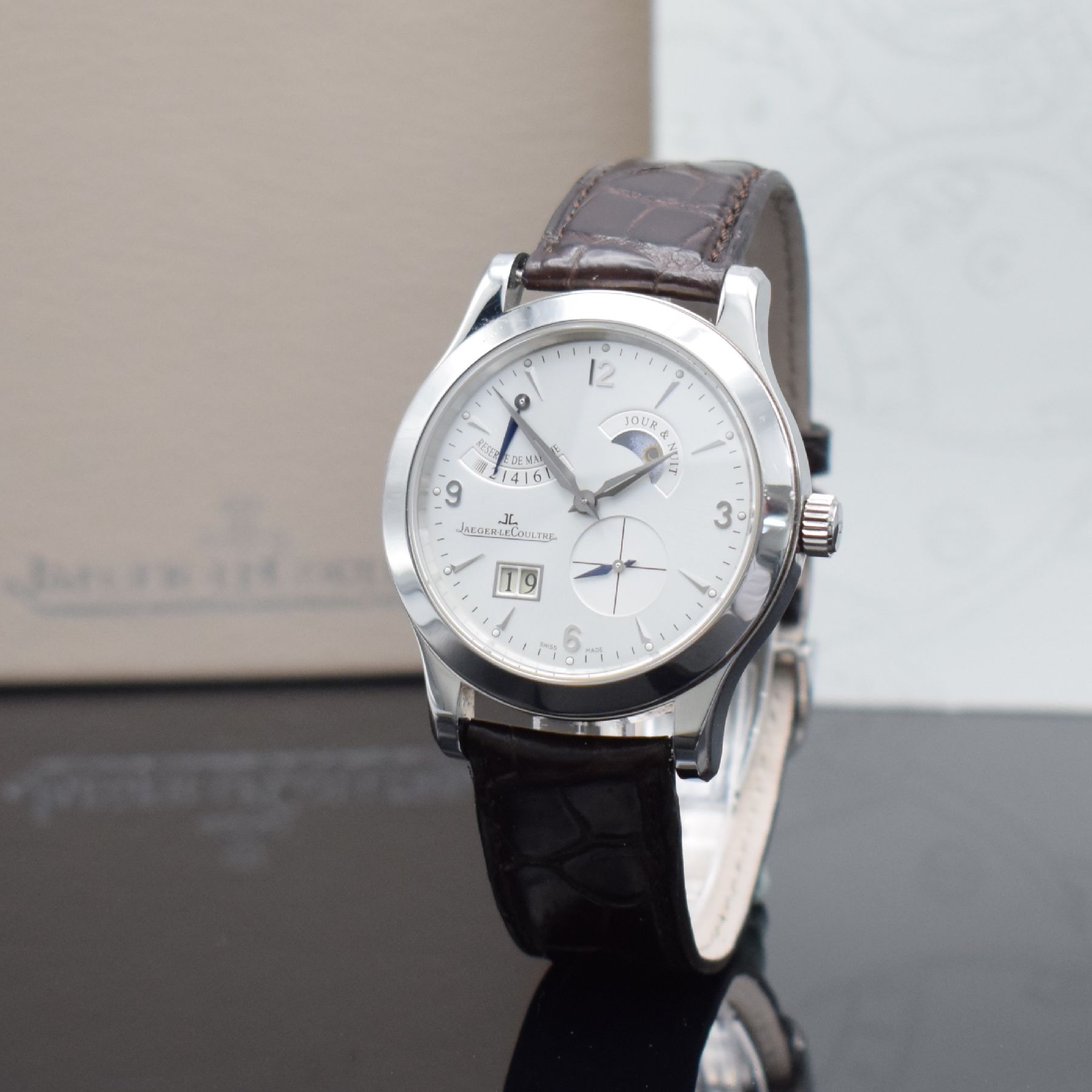 Detail b: Jaeger-LeCoultre Master Eight Days Herrenarmbanduhr in Stahl, Schweiz verk. lt. beil. Pap. 04/2008, Handaufzug, Ref. Q 1608420/146.8.17S, beids. ...