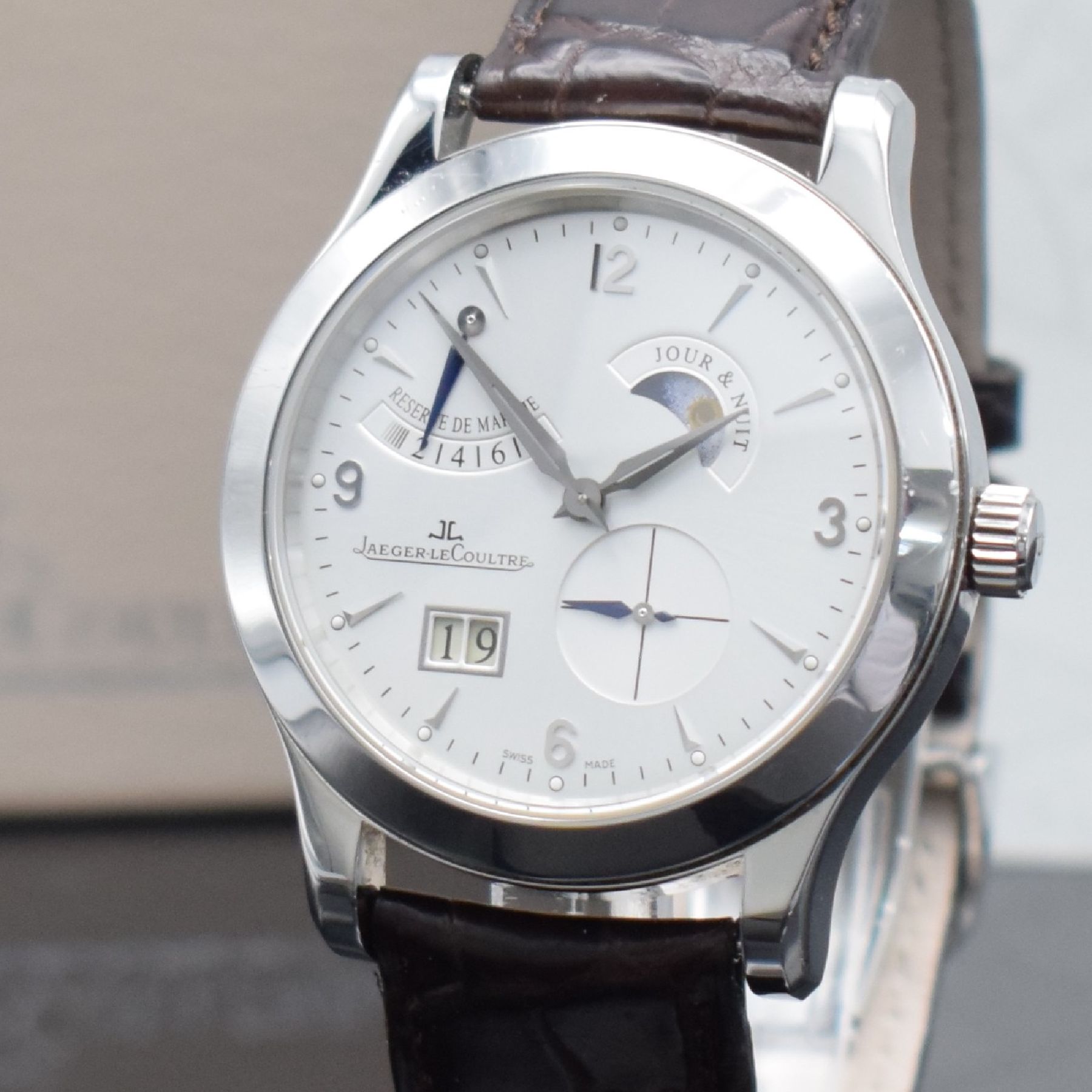 Detail c: Jaeger-LeCoultre Master Eight Days Herrenarmbanduhr in Stahl, Schweiz verk. lt. beil. Pap. 04/2008, Handaufzug, Ref. Q 1608420/146.8.17S, beids. ...