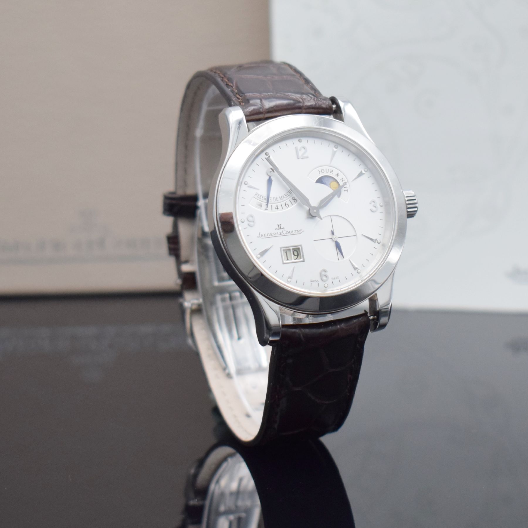 Detail d: Jaeger-LeCoultre Master Eight Days Herrenarmbanduhr in Stahl, Schweiz verk. lt. beil. Pap. 04/2008, Handaufzug, Ref. Q 1608420/146.8.17S, beids. ...