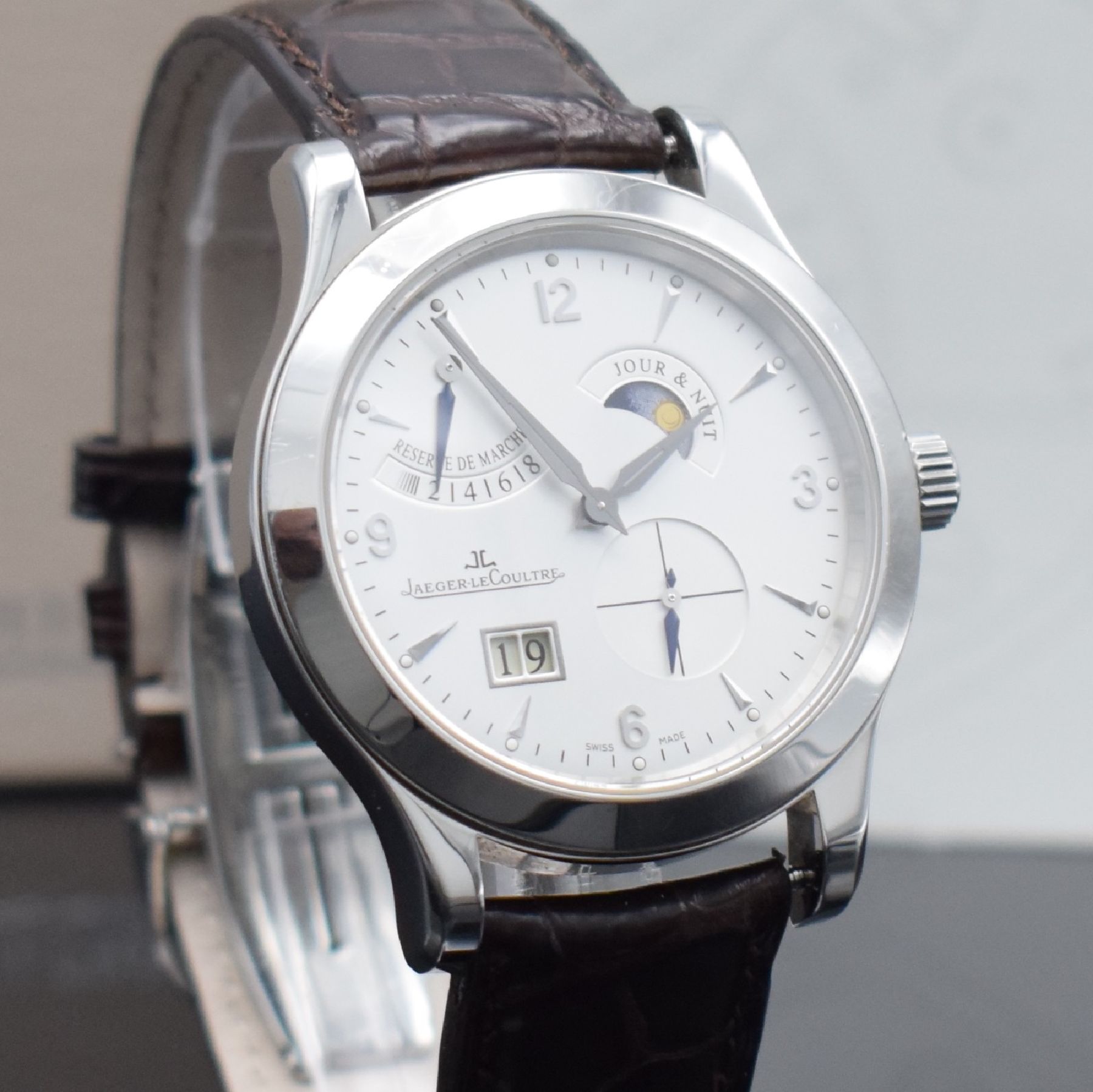 Detail e: Jaeger-LeCoultre Master Eight Days Herrenarmbanduhr in Stahl, Schweiz verk. lt. beil. Pap. 04/2008, Handaufzug, Ref. Q 1608420/146.8.17S, beids. ...