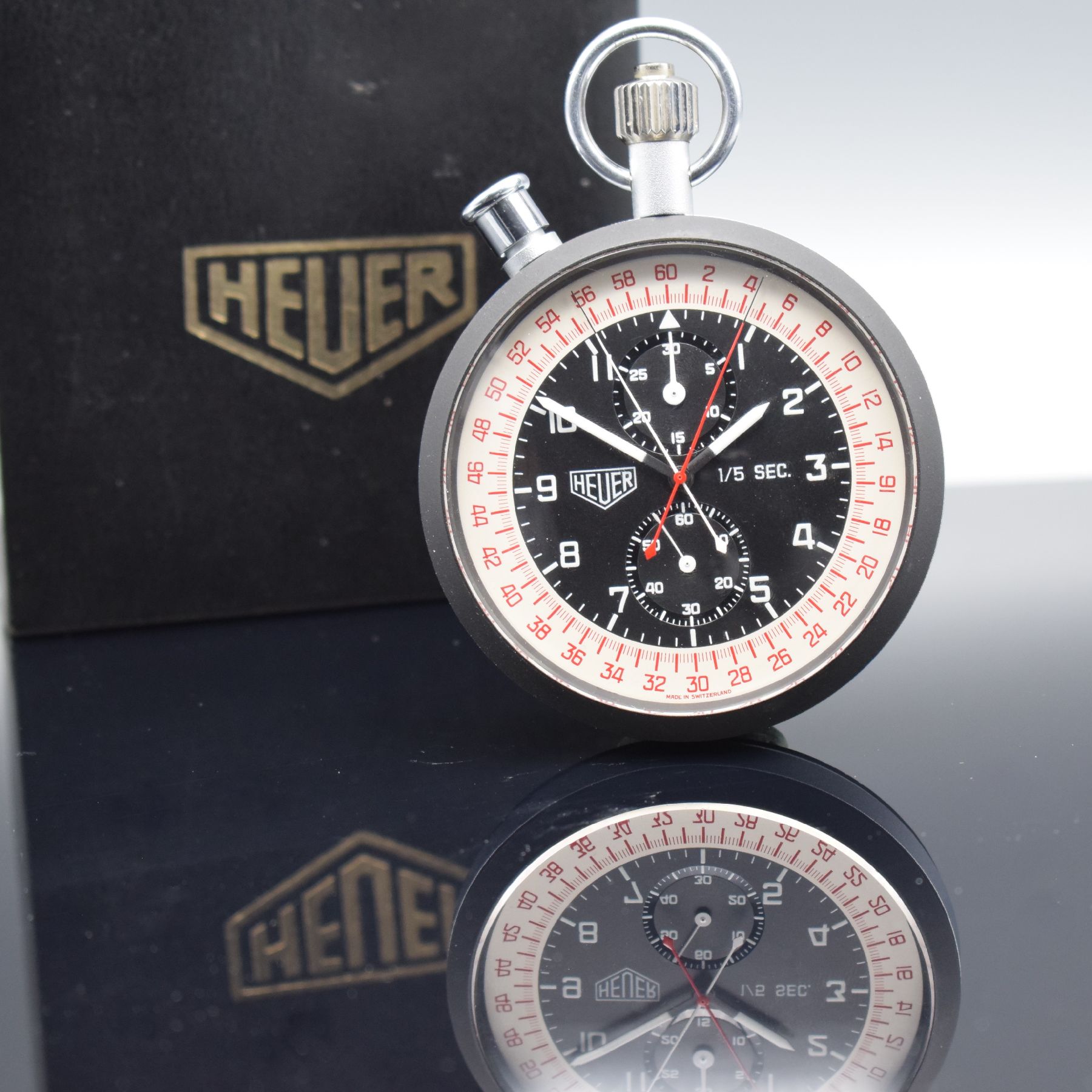 HEUER Taschenuhr mit Chronograph Rattrapante, Schweiz um 1960, Handaufzug, matt. Metallgeh. teils geschw., gedr. Boden m. orig. Sticker, schwarzes ...