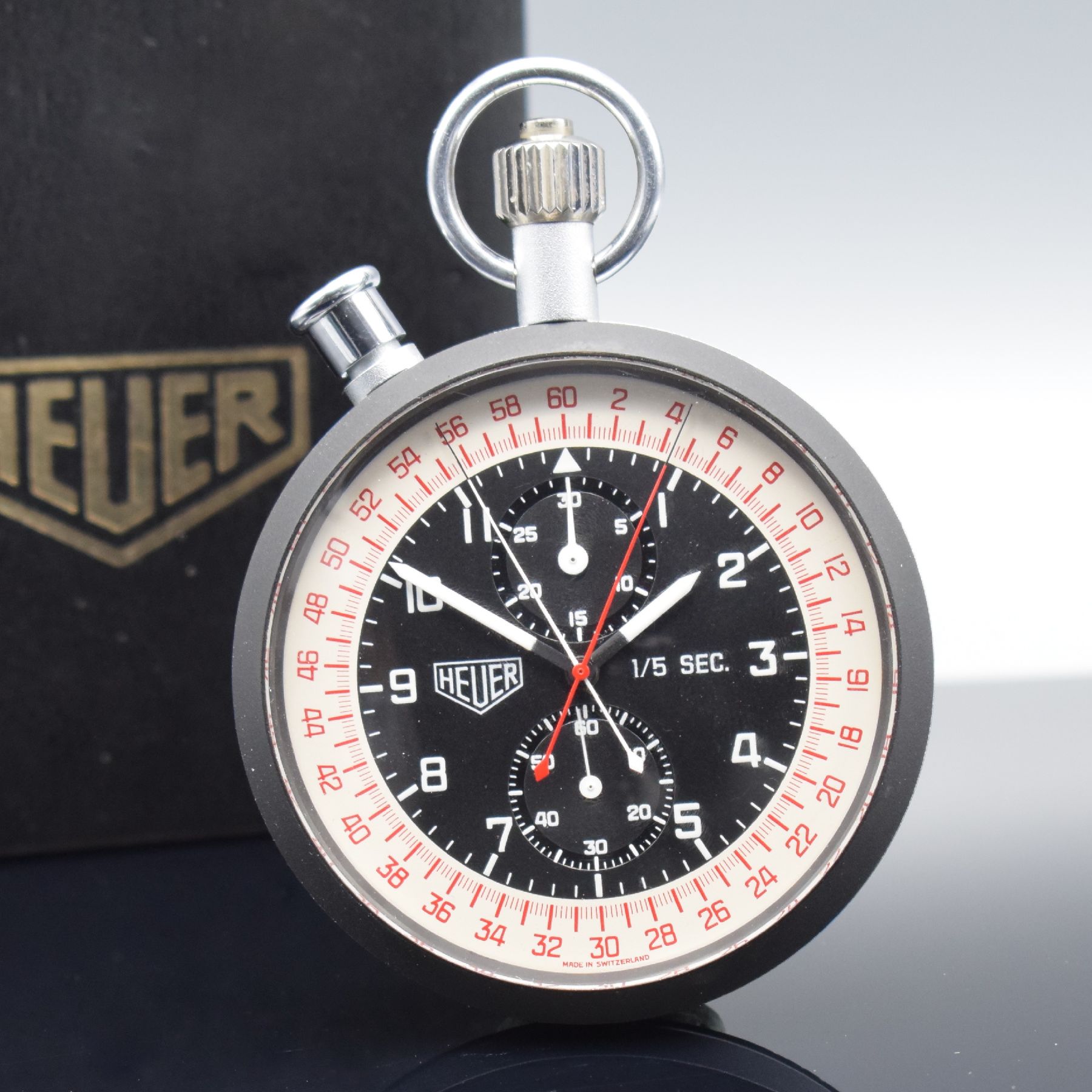 Detail a: HEUER Taschenuhr mit Chronograph Rattrapante, Schweiz um 1960, Handaufzug, matt. Metallgeh. teils geschw., gedr. Boden m. orig. Sticker, schwarzes ...