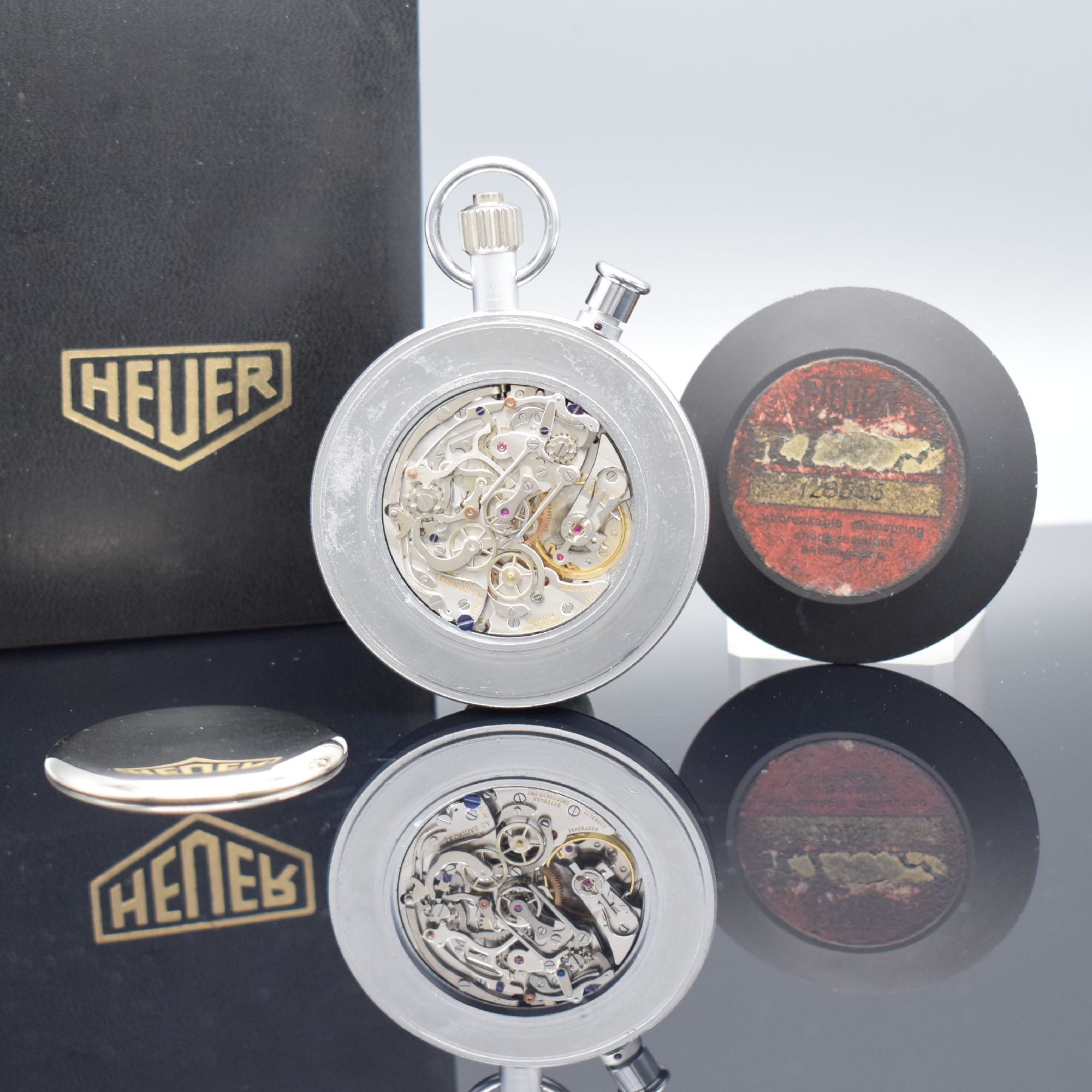 Detail b: HEUER Taschenuhr mit Chronograph Rattrapante, Schweiz um 1960, Handaufzug, matt. Metallgeh. teils geschw., gedr. Boden m. orig. Sticker, schwarzes ...