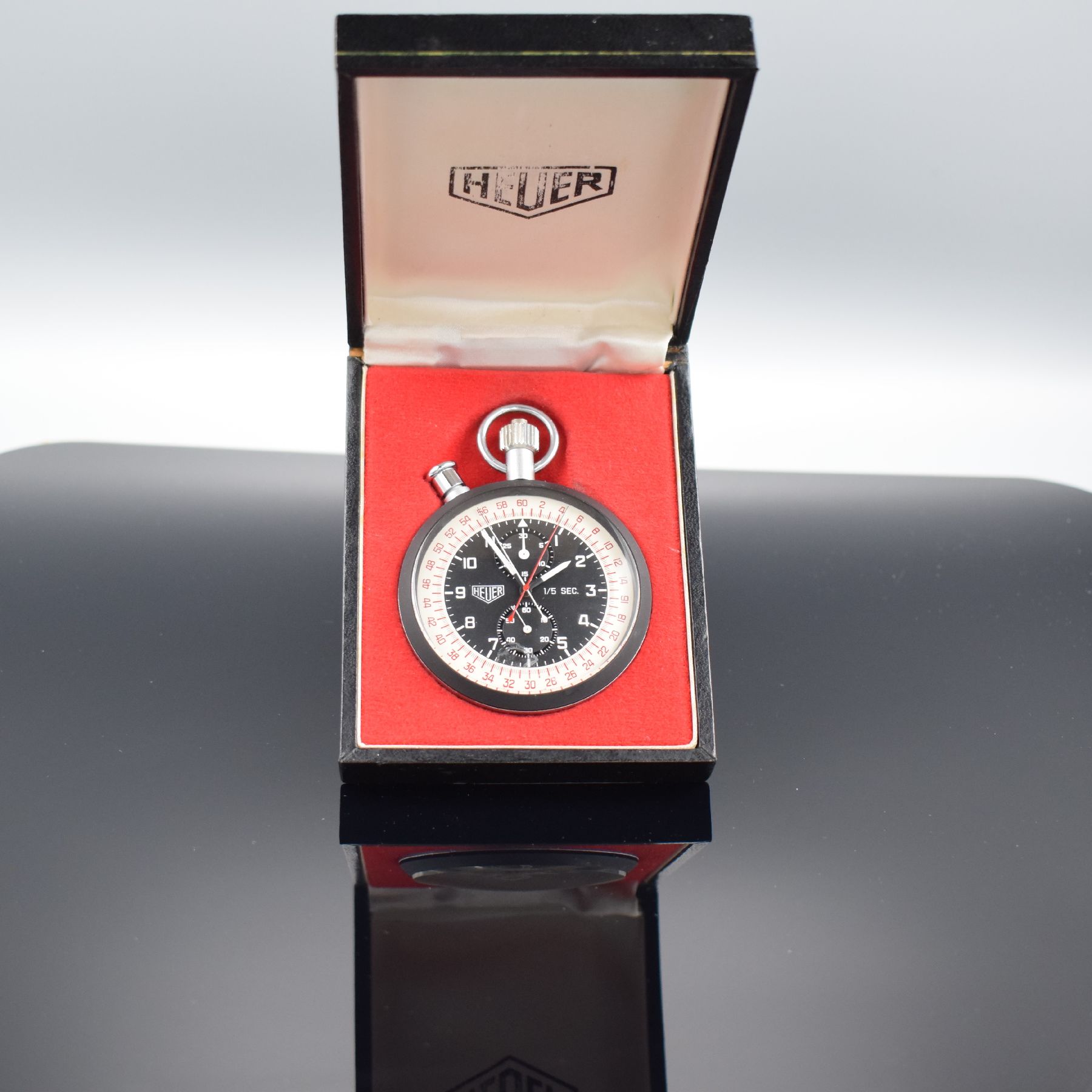 Detail d: HEUER Taschenuhr mit Chronograph Rattrapante, Schweiz um 1960, Handaufzug, matt. Metallgeh. teils geschw., gedr. Boden m. orig. Sticker, schwarzes ...