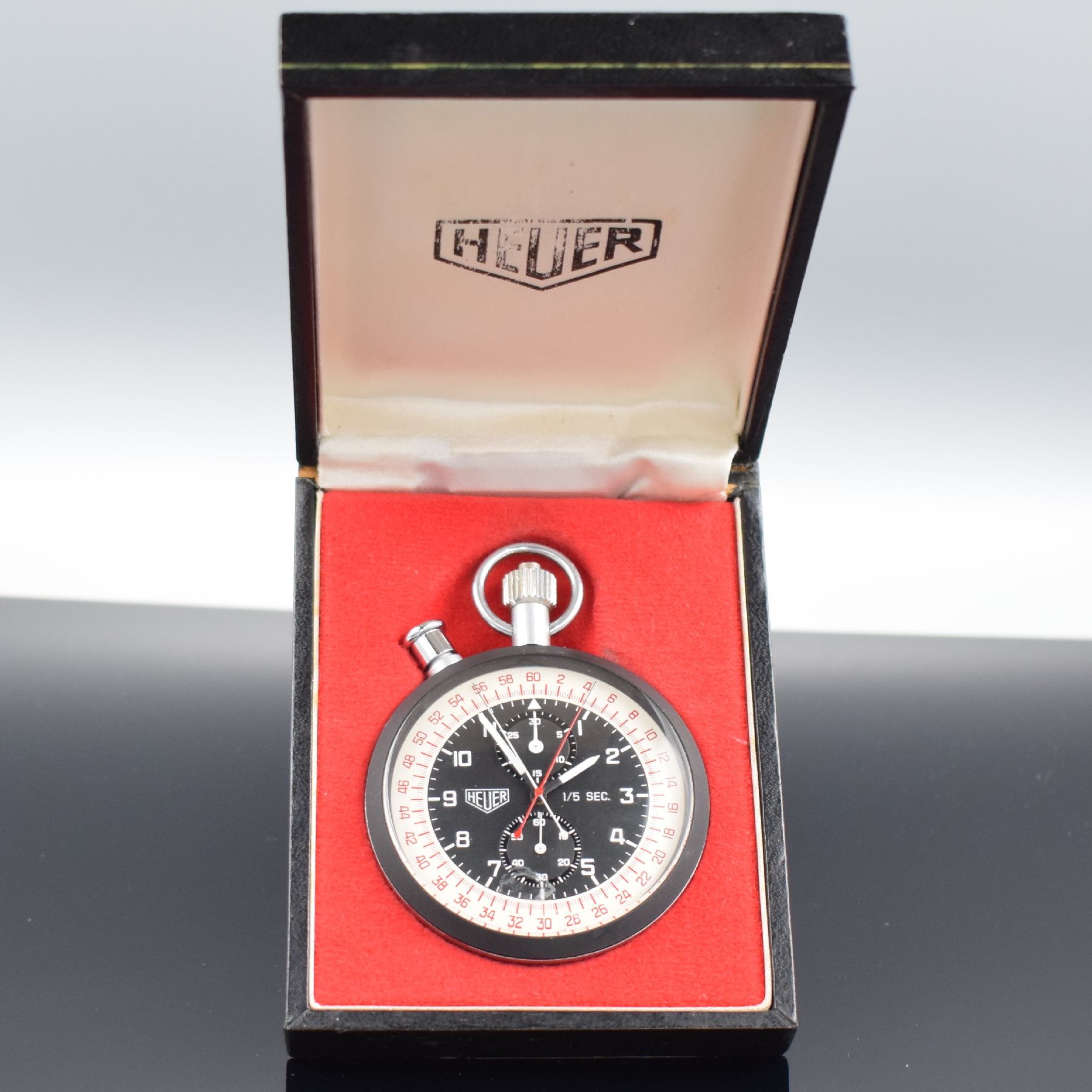 Detail e: HEUER Taschenuhr mit Chronograph Rattrapante, Schweiz um 1960, Handaufzug, matt. Metallgeh. teils geschw., gedr. Boden m. orig. Sticker, schwarzes ...