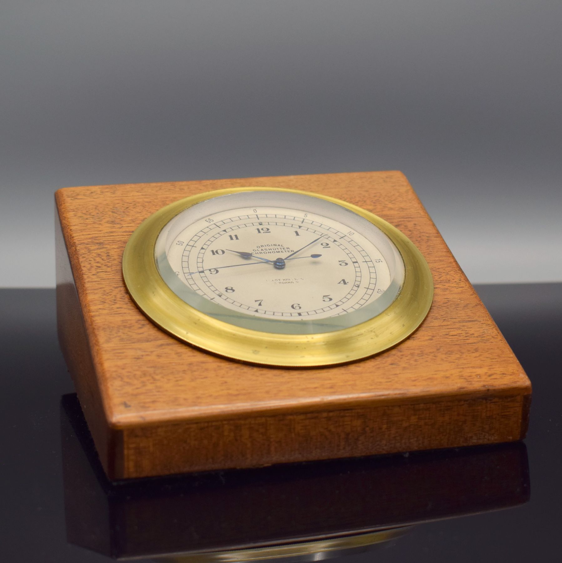 G. GERSTENBERGER, GLASHÜTTE Nr. 100 seltenes Tischchronometer, Deutschland um 1925, pultförmiger Mahagoni-Block, bei 12 einges. orig. Schlüssel, ...