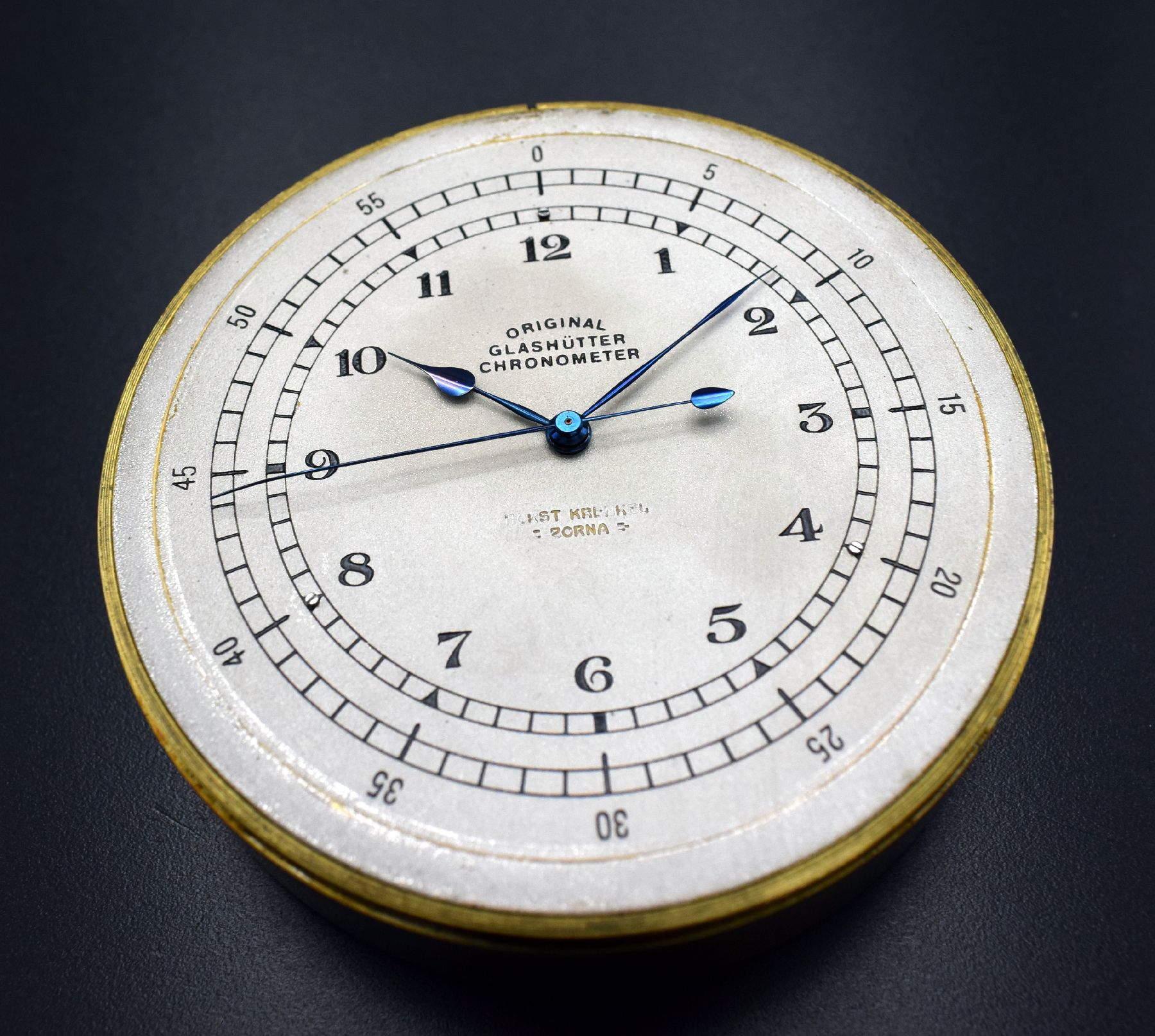 Detail a: G. GERSTENBERGER, GLASHÜTTE Nr. 100 seltenes Tischchronometer, Deutschland um 1925, pultförmiger Mahagoni-Block, bei 12 einges. orig. Schlüssel, ...