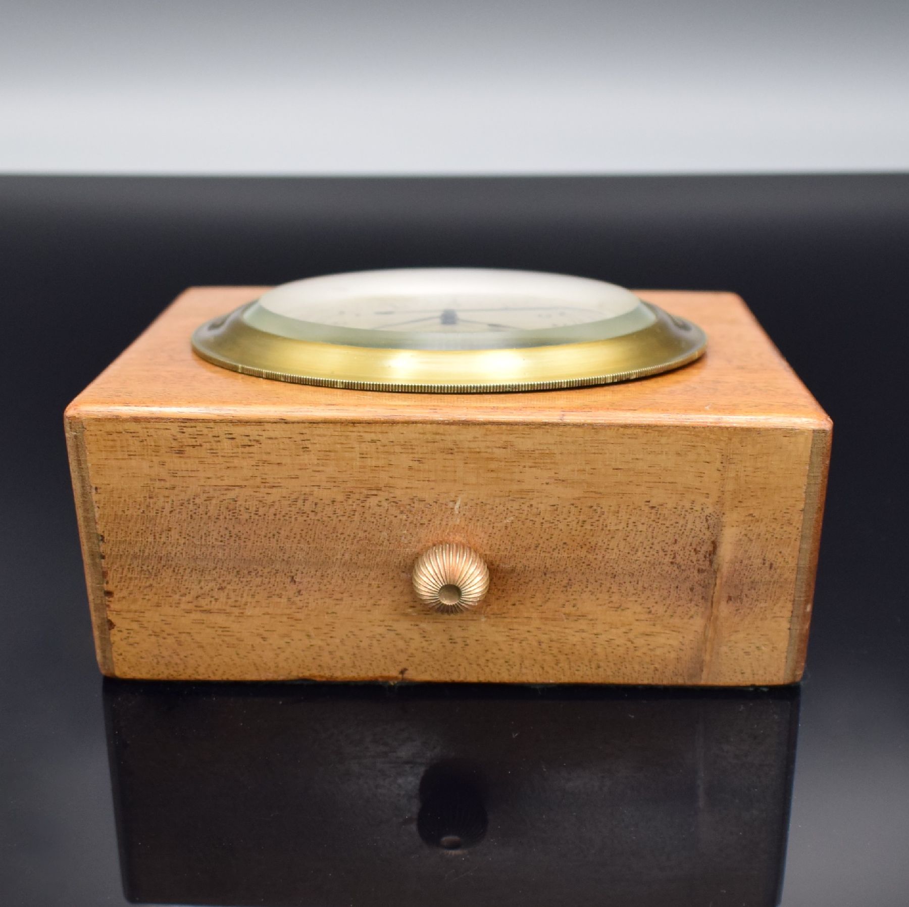 Detail b: G. GERSTENBERGER, GLASHÜTTE Nr. 100 seltenes Tischchronometer, Deutschland um 1925, pultförmiger Mahagoni-Block, bei 12 einges. orig. Schlüssel, ...