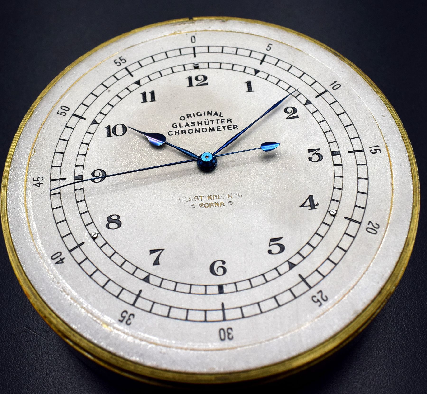 Detail c: G. GERSTENBERGER, GLASHÜTTE Nr. 100 seltenes Tischchronometer, Deutschland um 1925, pultförmiger Mahagoni-Block, bei 12 einges. orig. Schlüssel, ...