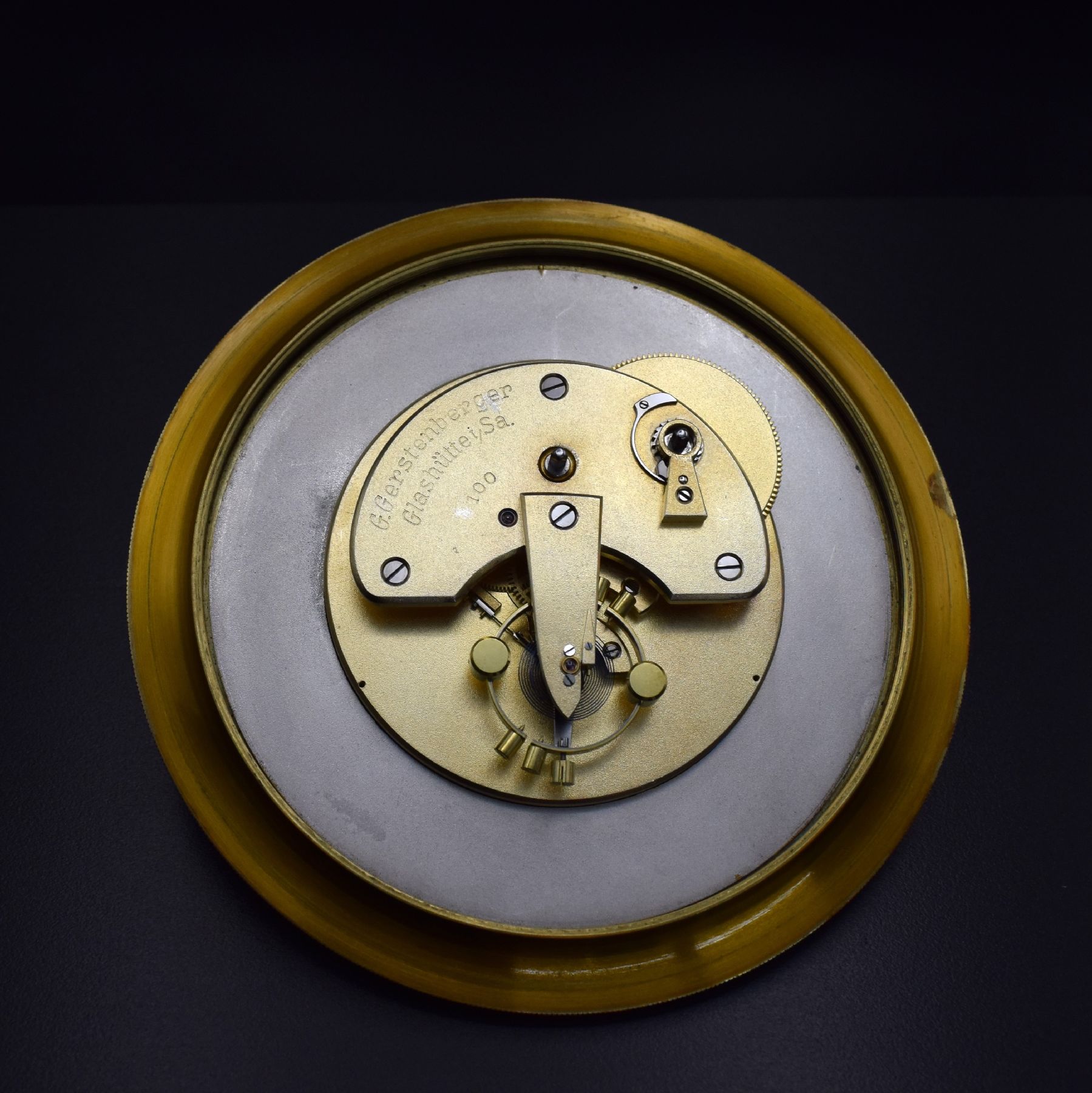 Detail g: G. GERSTENBERGER, GLASHÜTTE Nr. 100 seltenes Tischchronometer, Deutschland um 1925, pultförmiger Mahagoni-Block, bei 12 einges. orig. Schlüssel, ...