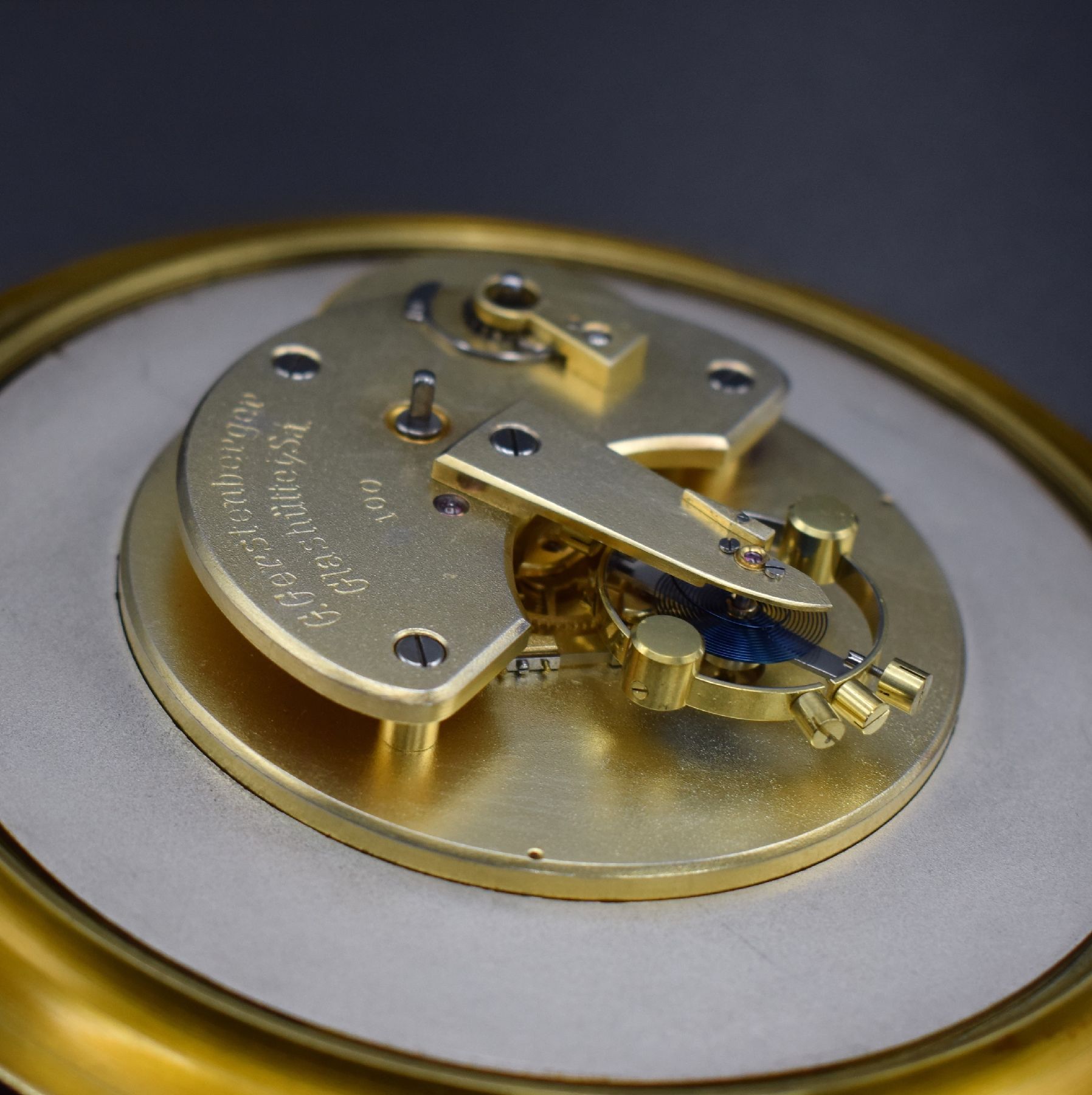 Detail h: G. GERSTENBERGER, GLASHÜTTE Nr. 100 seltenes Tischchronometer, Deutschland um 1925, pultförmiger Mahagoni-Block, bei 12 einges. orig. Schlüssel, ...