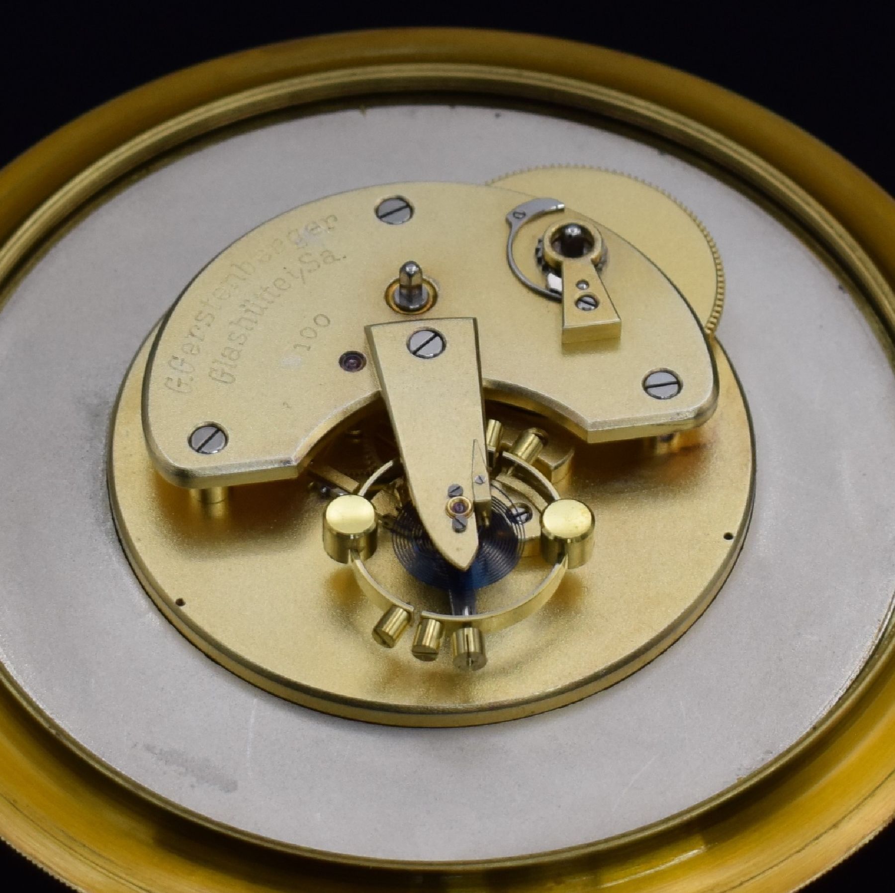 Detail i: G. GERSTENBERGER, GLASHÜTTE Nr. 100 seltenes Tischchronometer, Deutschland um 1925, pultförmiger Mahagoni-Block, bei 12 einges. orig. Schlüssel, ...