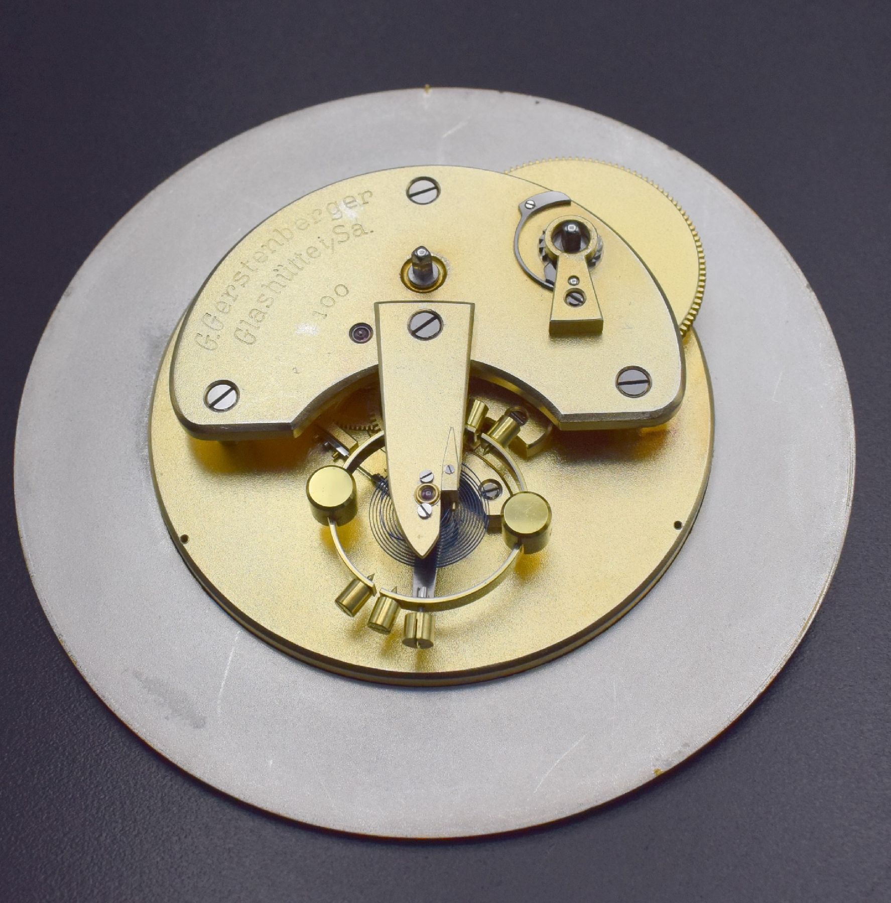 Detail j: G. GERSTENBERGER, GLASHÜTTE Nr. 100 seltenes Tischchronometer, Deutschland um 1925, pultförmiger Mahagoni-Block, bei 12 einges. orig. Schlüssel, ...