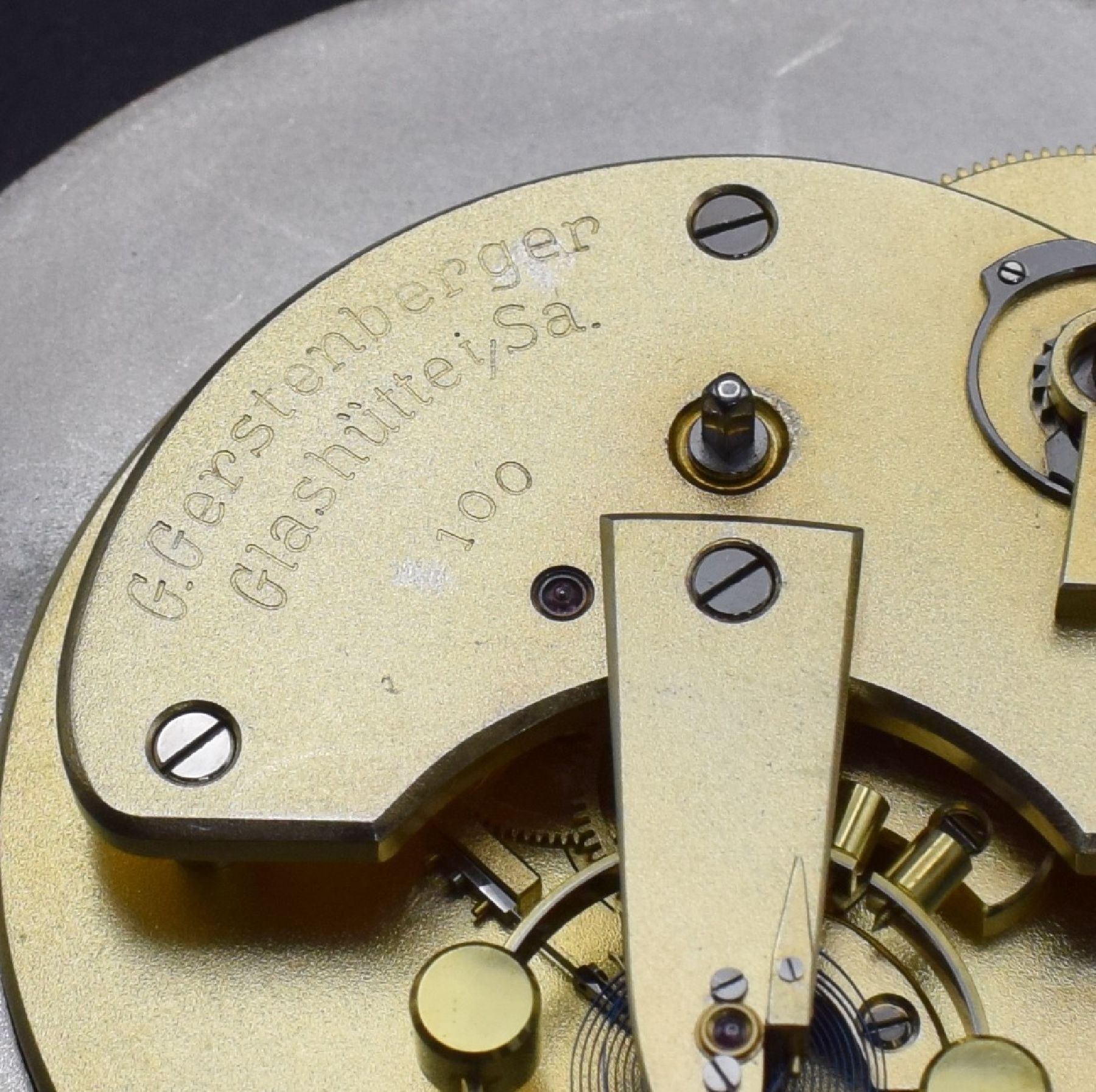 Detail k: G. GERSTENBERGER, GLASHÜTTE Nr. 100 seltenes Tischchronometer, Deutschland um 1925, pultförmiger Mahagoni-Block, bei 12 einges. orig. Schlüssel, ...
