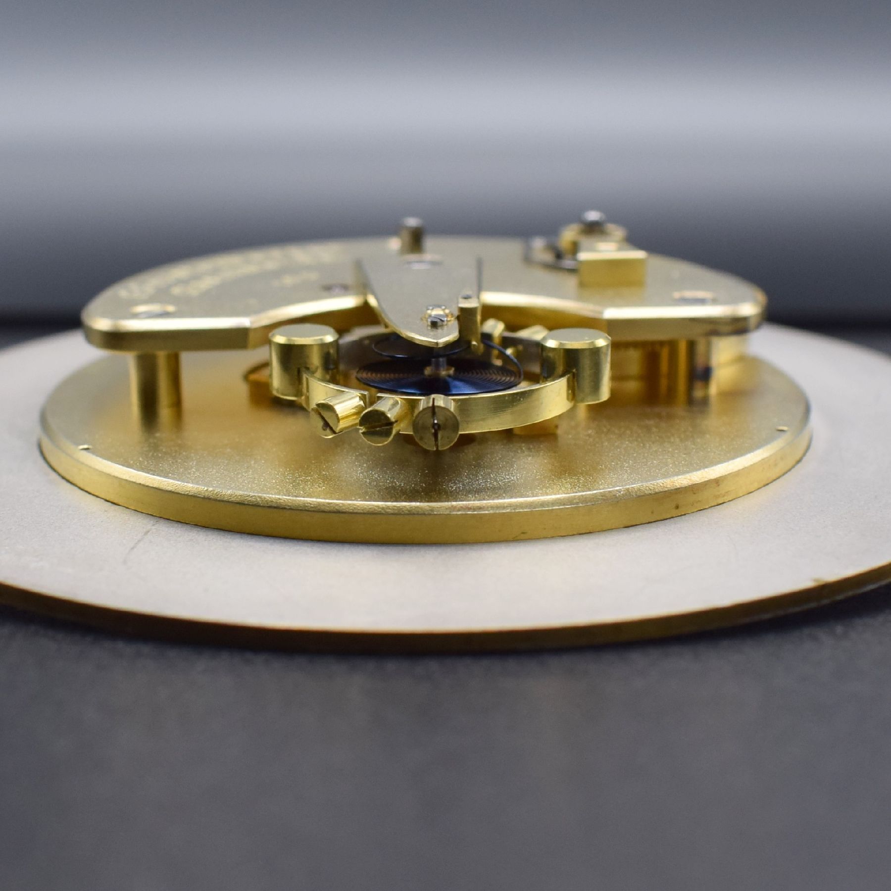 Detail l: G. GERSTENBERGER, GLASHÜTTE Nr. 100 seltenes Tischchronometer, Deutschland um 1925, pultförmiger Mahagoni-Block, bei 12 einges. orig. Schlüssel, ...