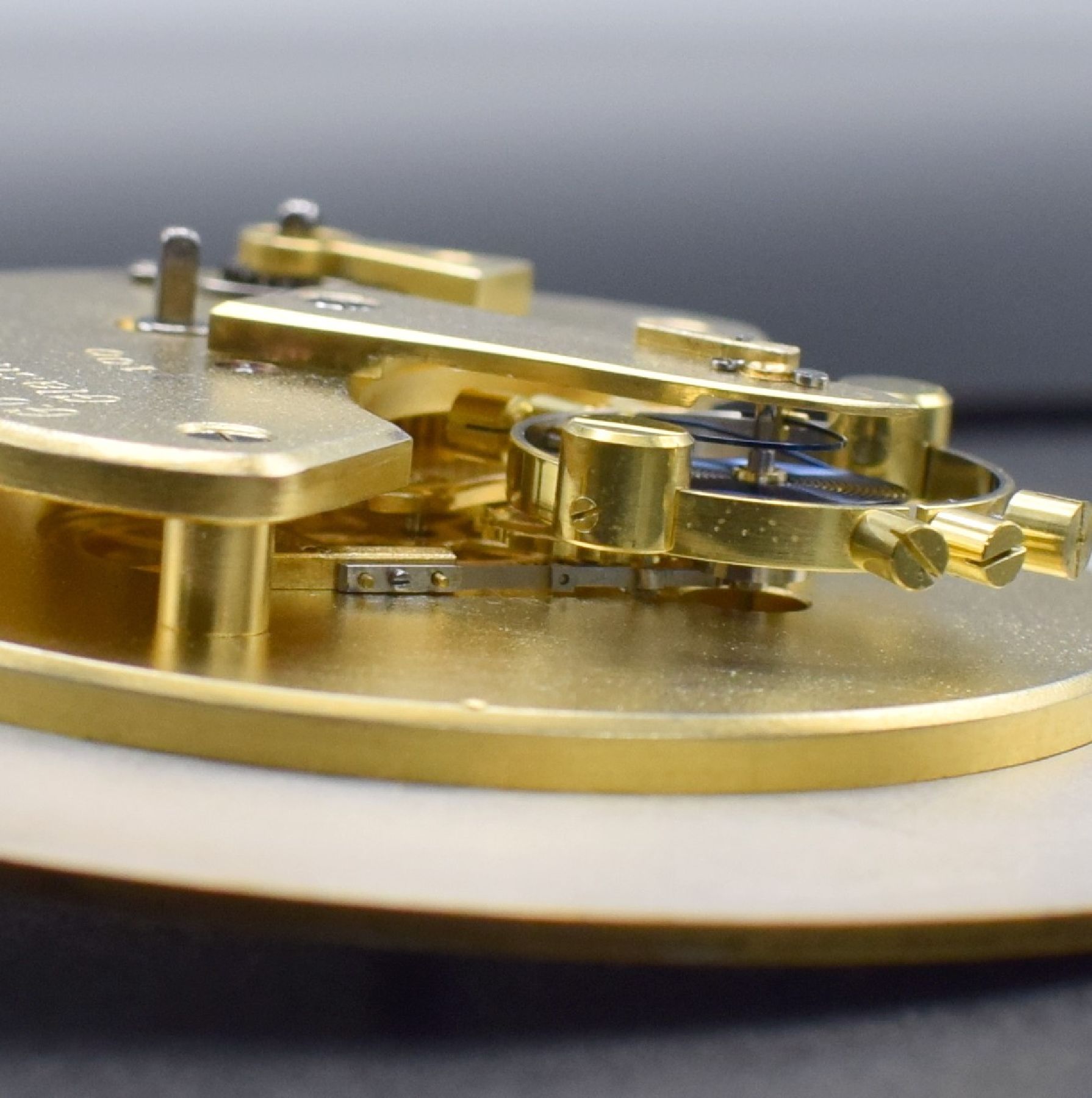 Detail m: G. GERSTENBERGER, GLASHÜTTE Nr. 100 seltenes Tischchronometer, Deutschland um 1925, pultförmiger Mahagoni-Block, bei 12 einges. orig. Schlüssel, ...