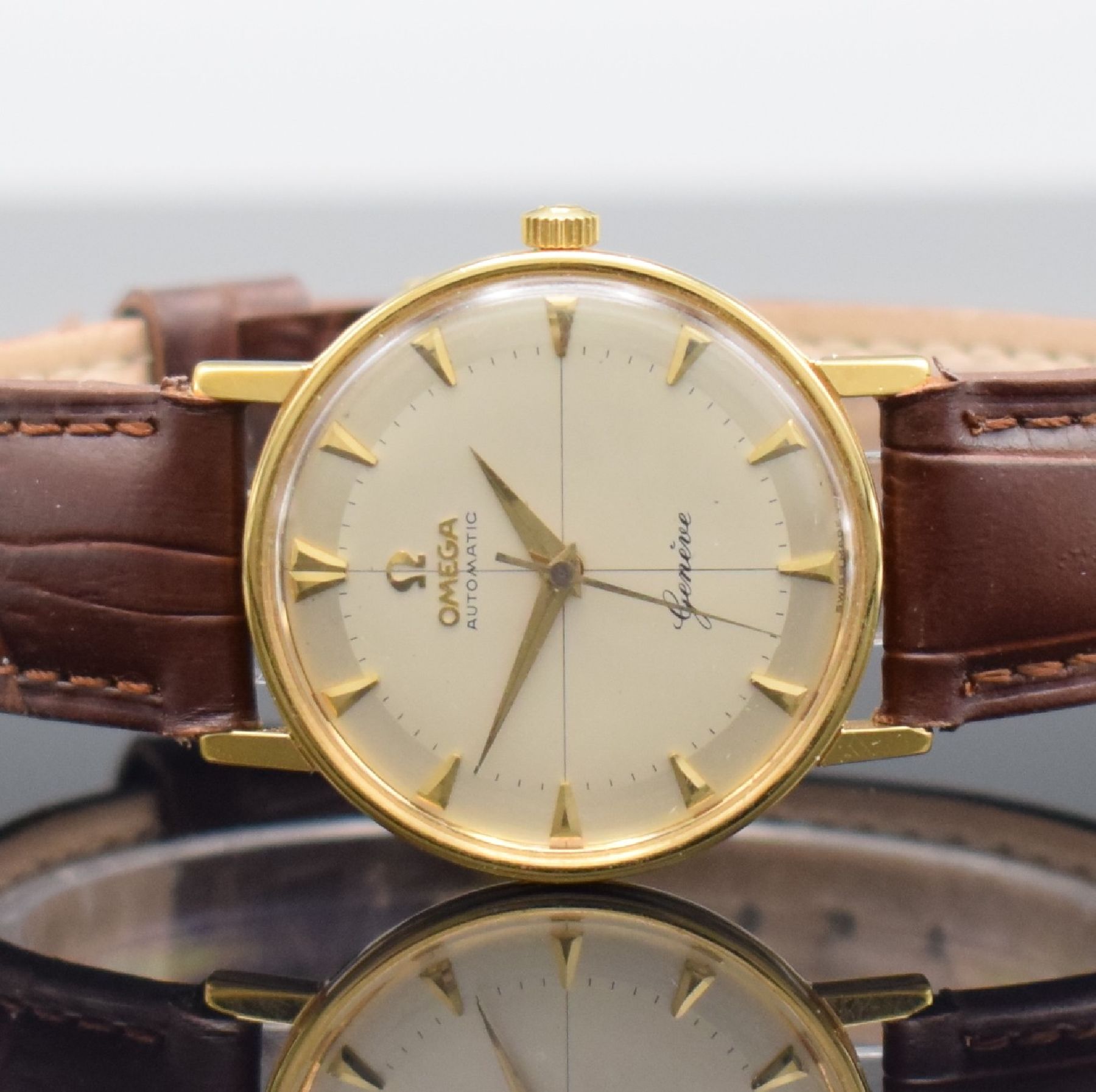 Detail a: OMEGA Herrenarmbanduhr Serie Geneve, Automatik, Schweiz um 1964, verg. Metallgeh., Edelstahlboden aufgedr., Lederband m. verg. orig. Dornschl., orig. ...