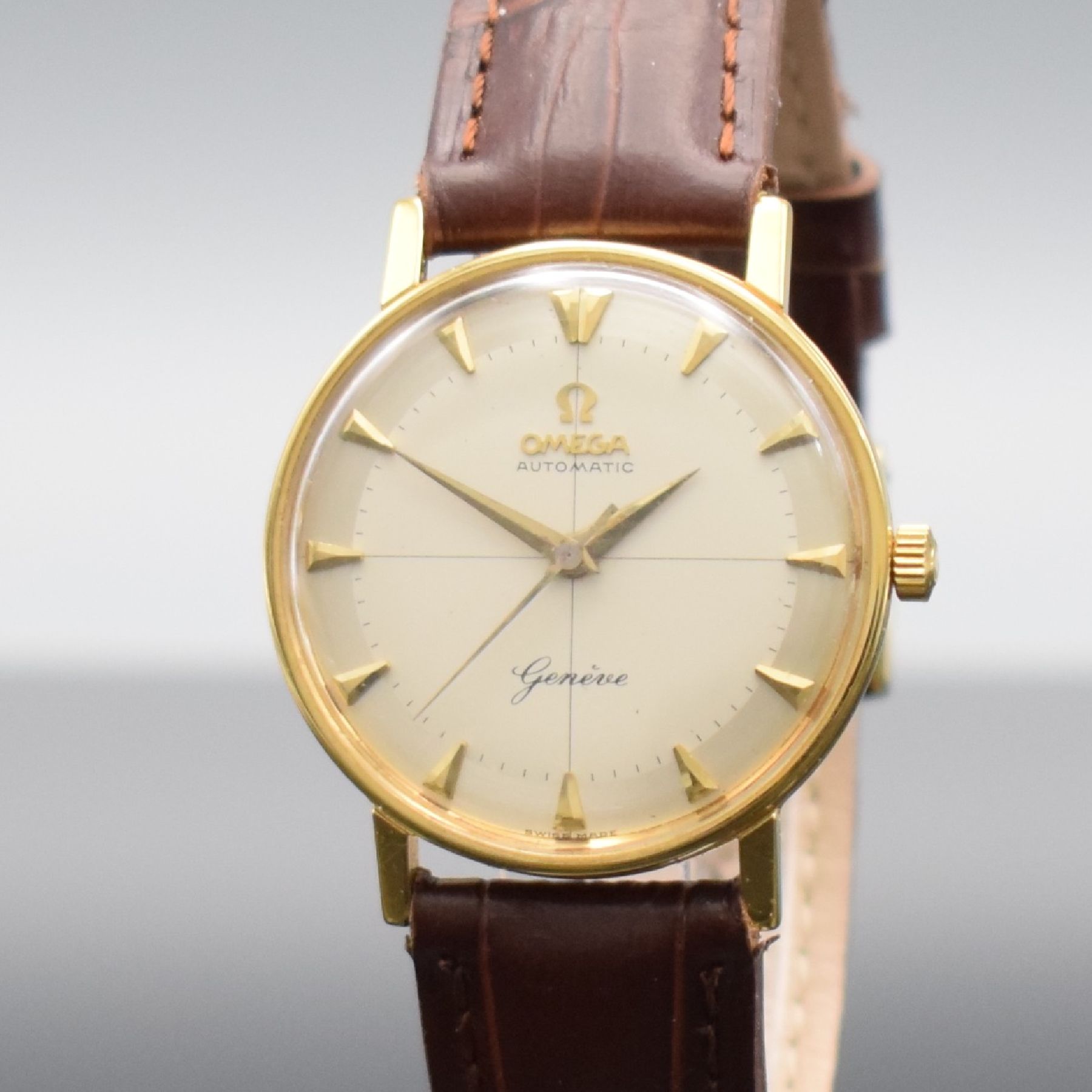 Detail c: OMEGA Herrenarmbanduhr Serie Geneve, Automatik, Schweiz um 1964, verg. Metallgeh., Edelstahlboden aufgedr., Lederband m. verg. orig. Dornschl., orig. ...