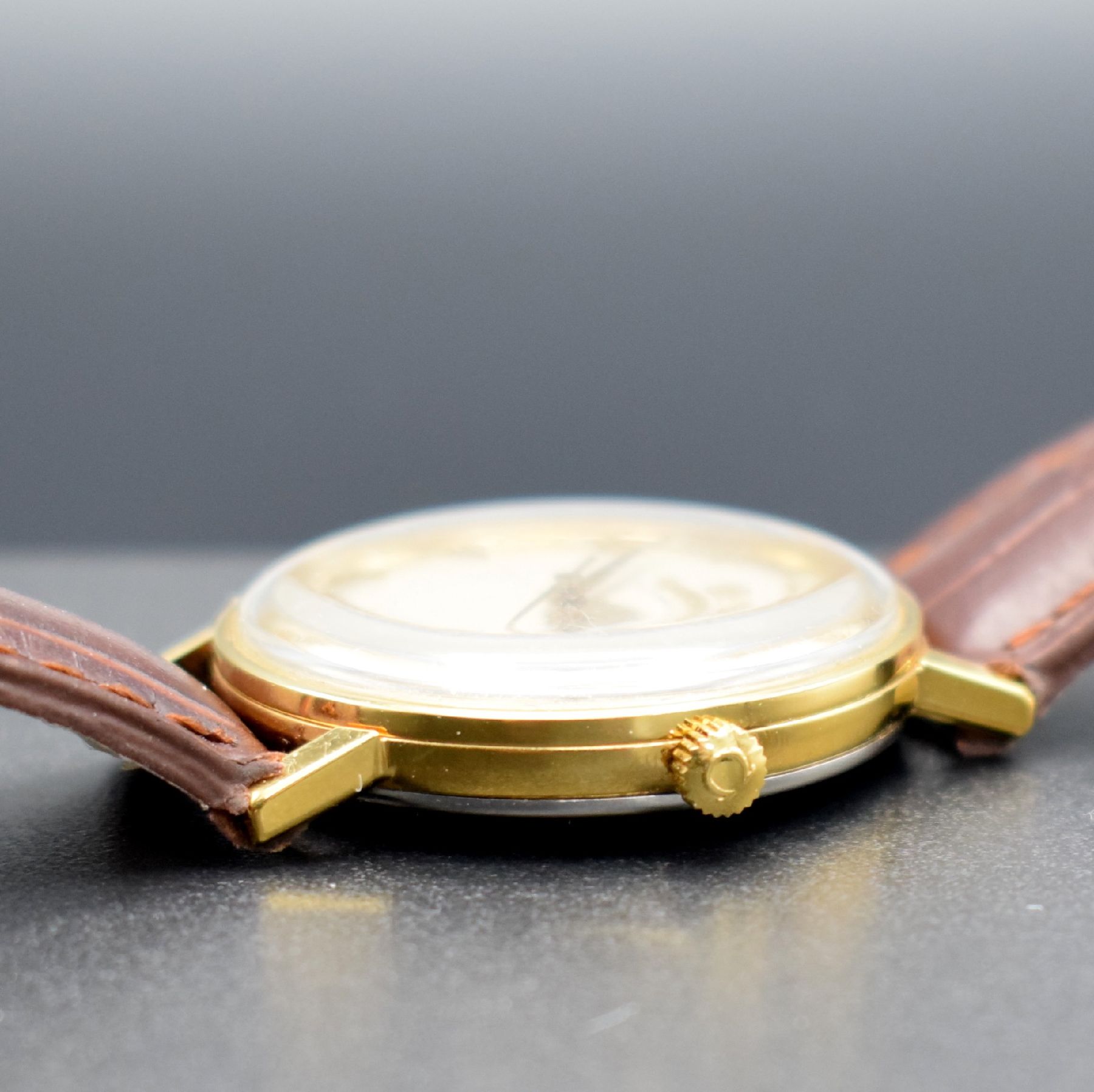Detail e: OMEGA Herrenarmbanduhr Serie Geneve, Automatik, Schweiz um 1964, verg. Metallgeh., Edelstahlboden aufgedr., Lederband m. verg. orig. Dornschl., orig. ...