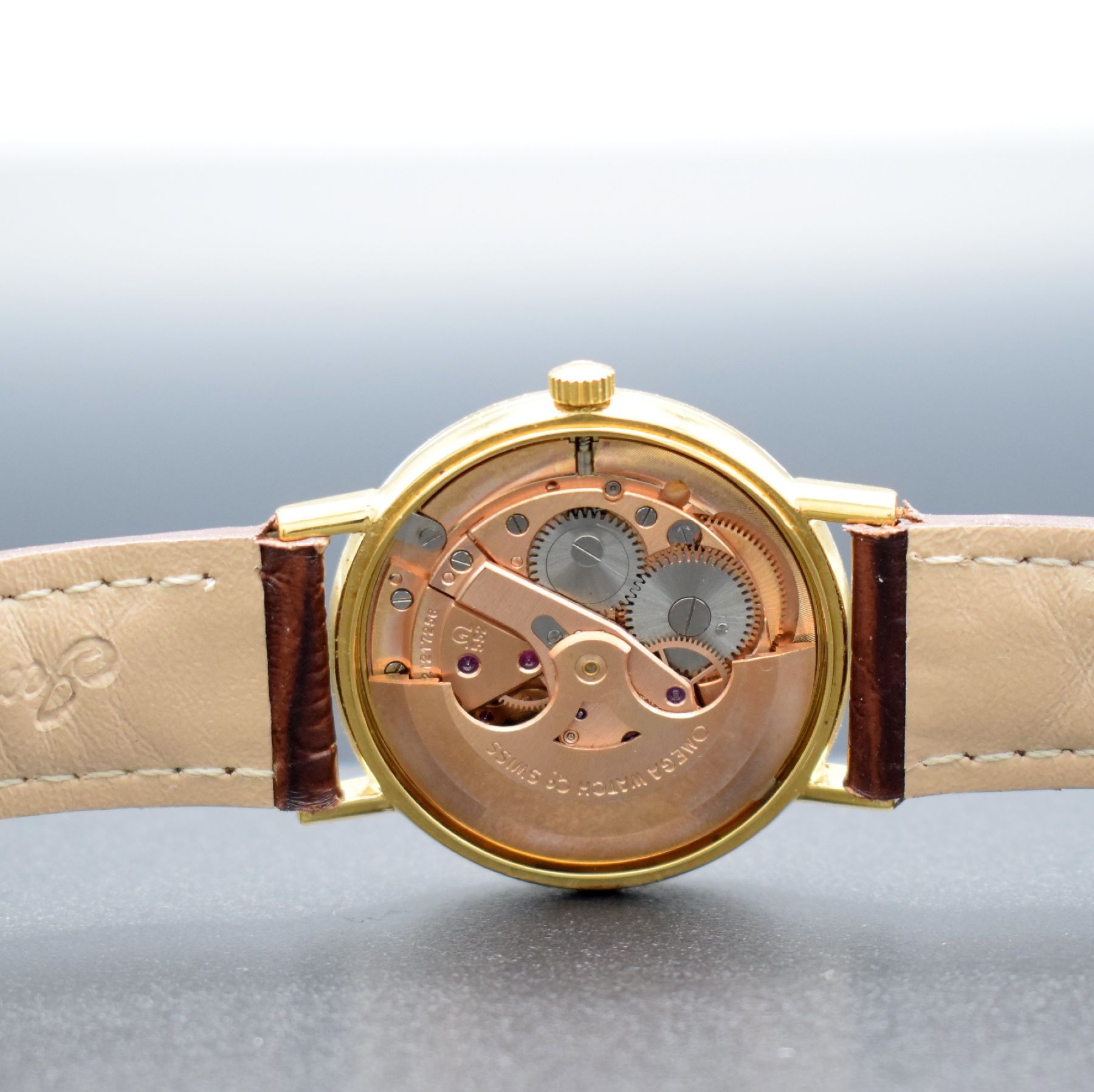 Detail g: OMEGA Herrenarmbanduhr Serie Geneve, Automatik, Schweiz um 1964, verg. Metallgeh., Edelstahlboden aufgedr., Lederband m. verg. orig. Dornschl., orig. ...